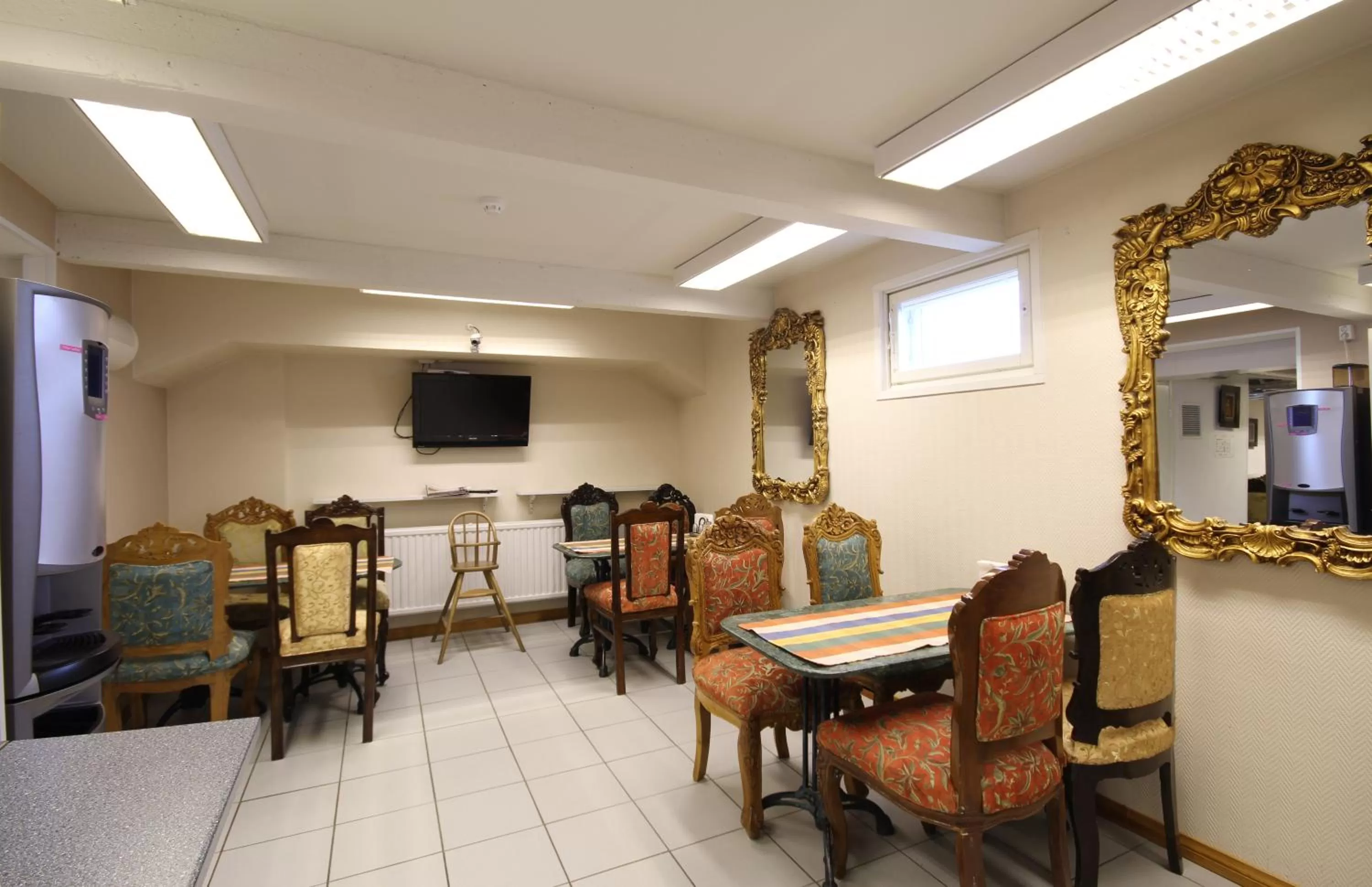 Restaurant/places to eat in Mango Hotel