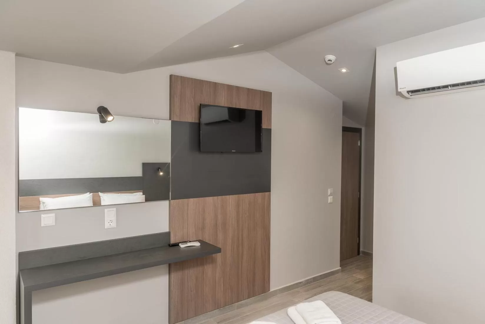 Deluxe Double or Twin Room in Elizabeth Queen Luxury Rooms