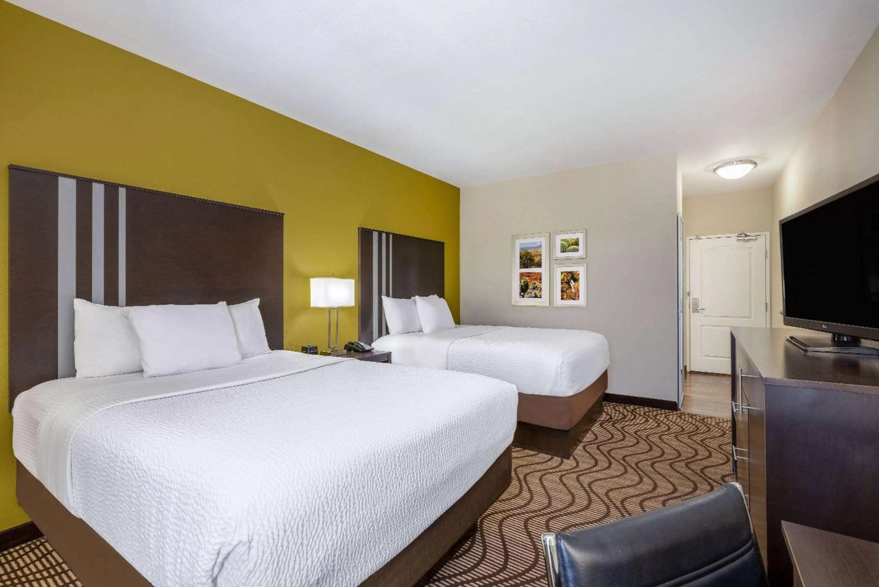 Photo of the whole room, Bed in La Quinta by Wyndham Artesia