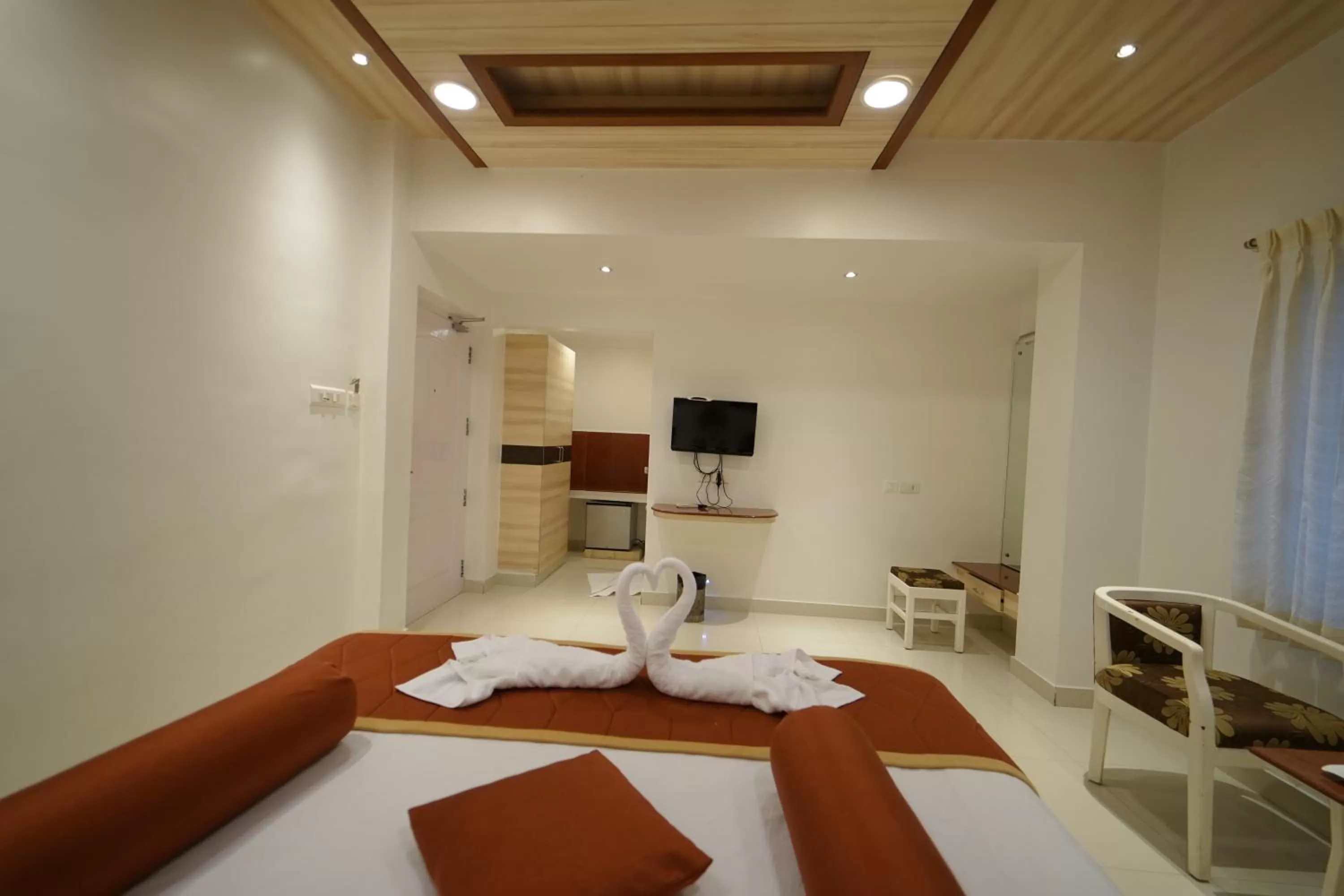 TV and multimedia, Bed in Hotel Palmyra Grand Inn