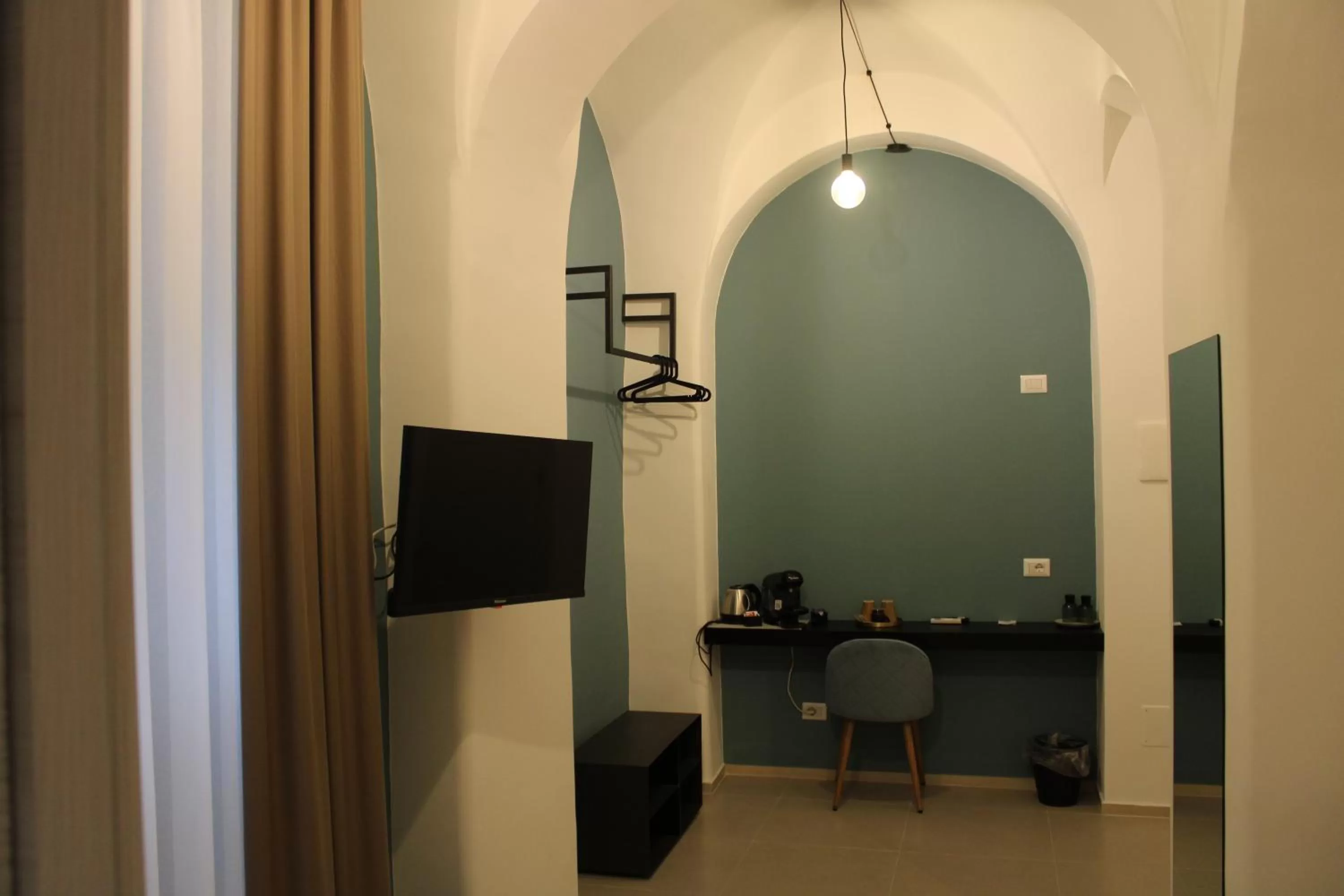 TV and multimedia, TV/Entertainment Center in La Regina del Duomo Catania Centro