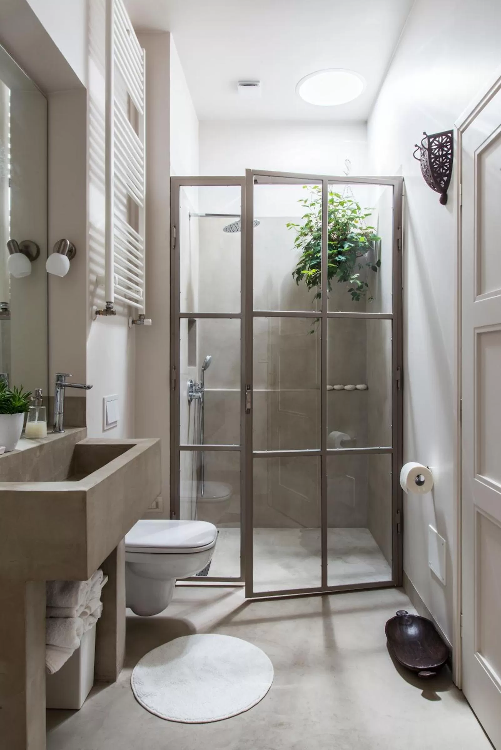 Shower, Bathroom in Embassy Row BnB