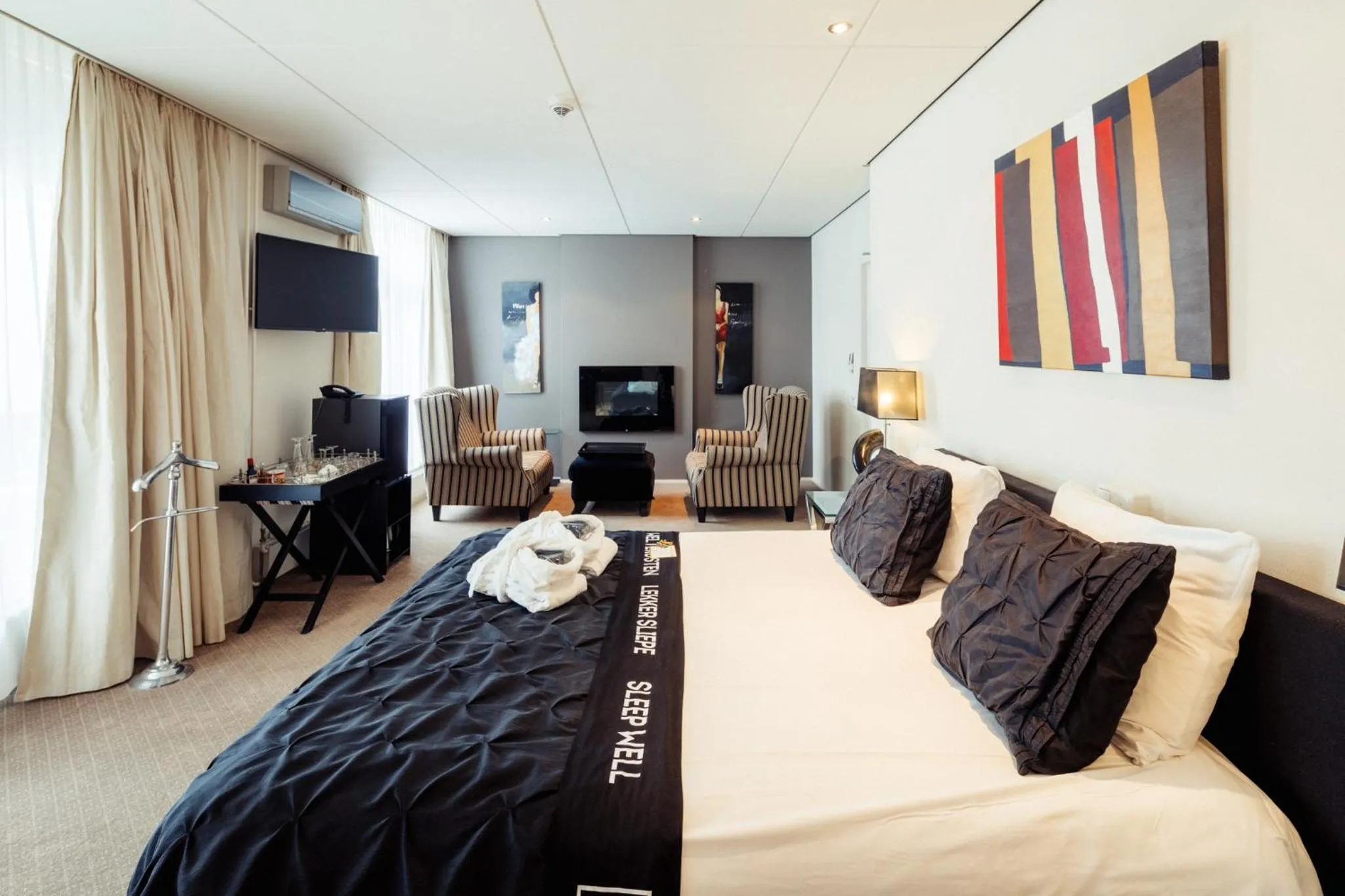 Bedroom, Bed in Post-Plaza Hotel & Grand Café