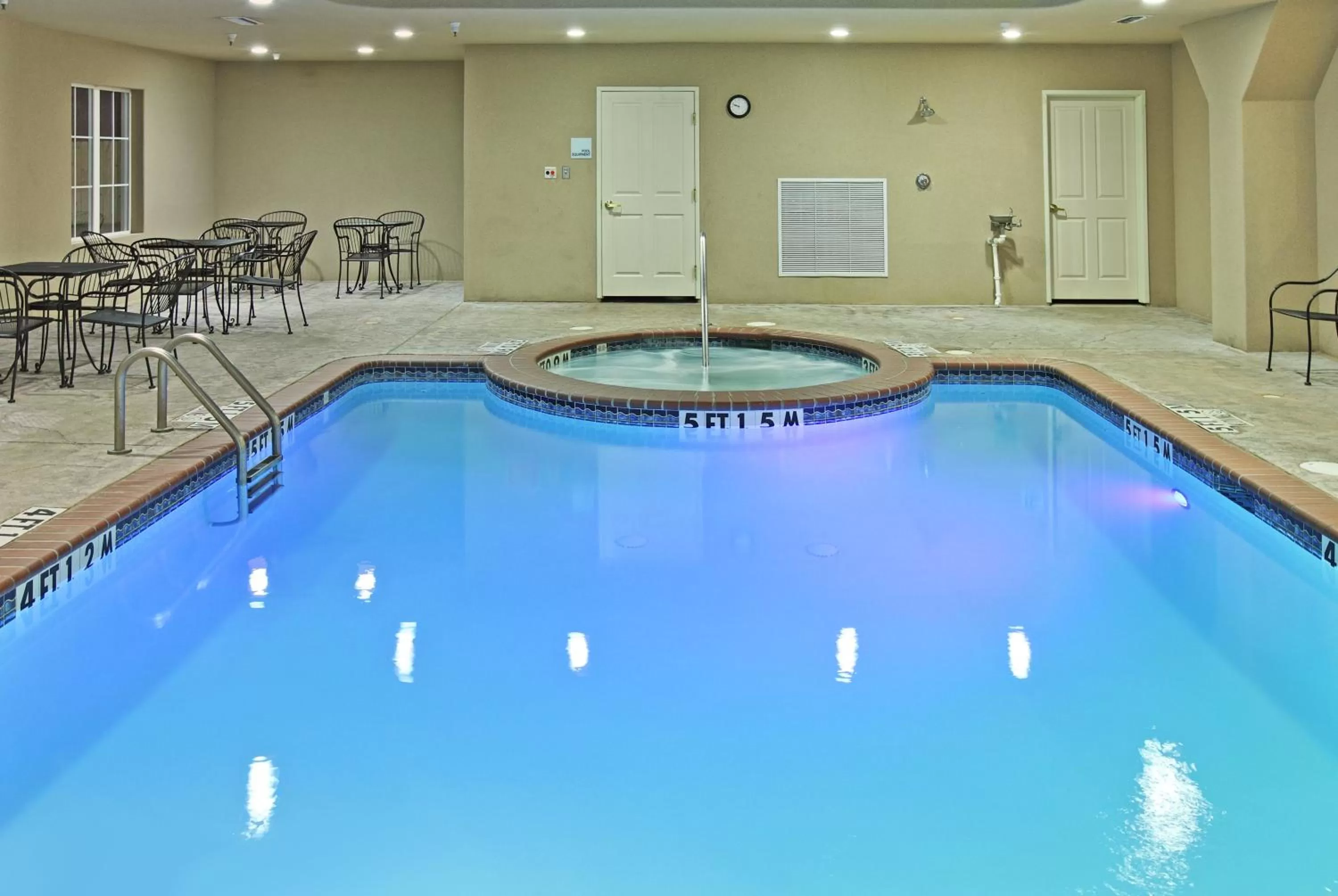 Swimming pool in Holiday Inn Express Hotel & Suites Kilgore North by IHG