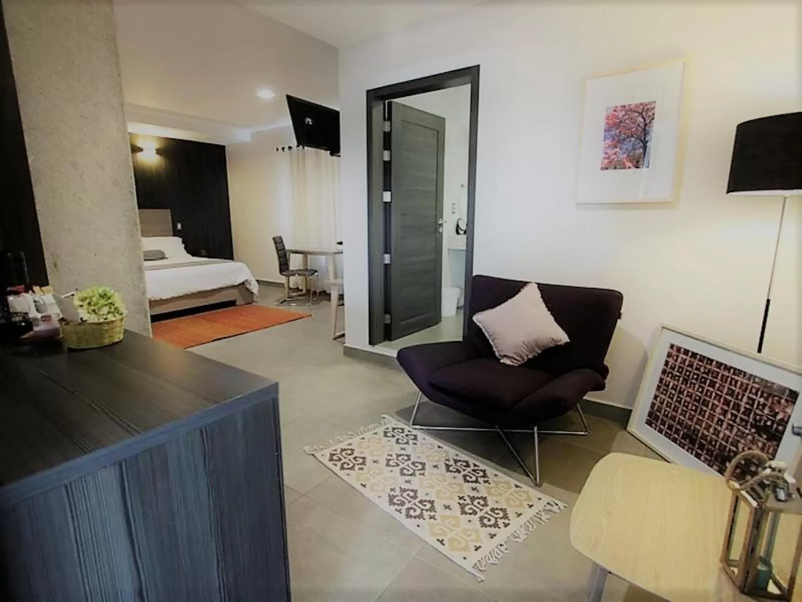 cot in Maria Ines Hotel Suite