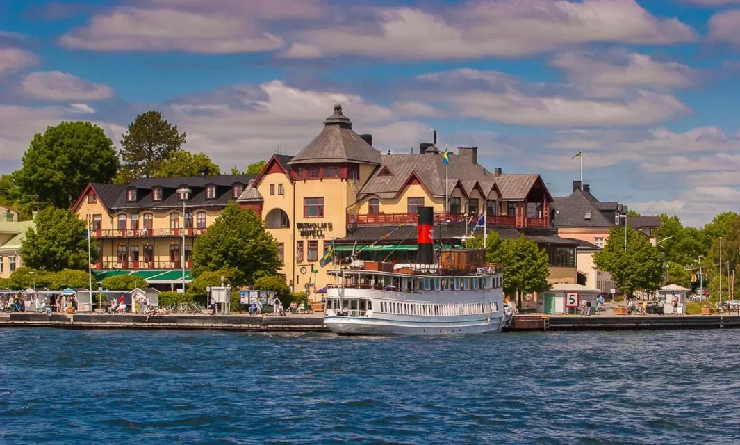 Facade/entrance in Waxholms Hotell