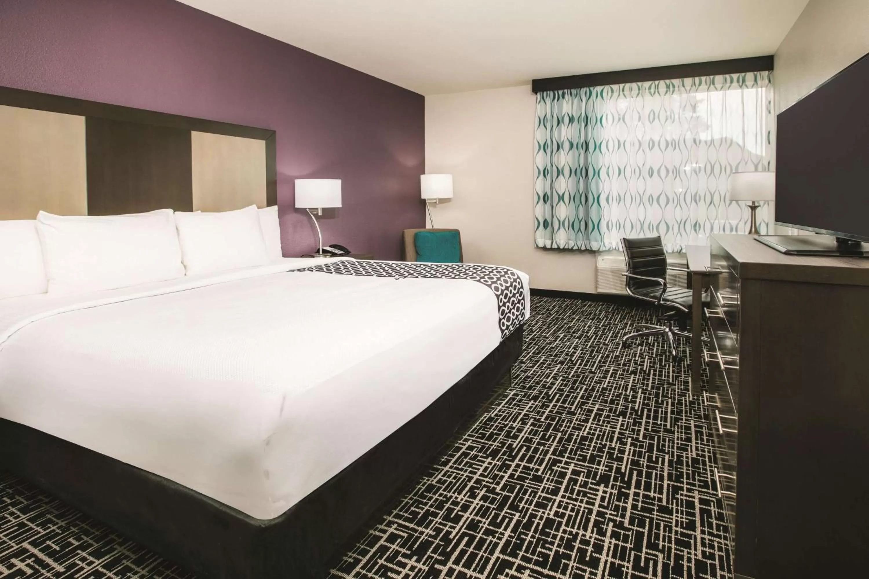 Photo of the whole room, Bed in La Quinta by Wyndham Dallas - Richardson