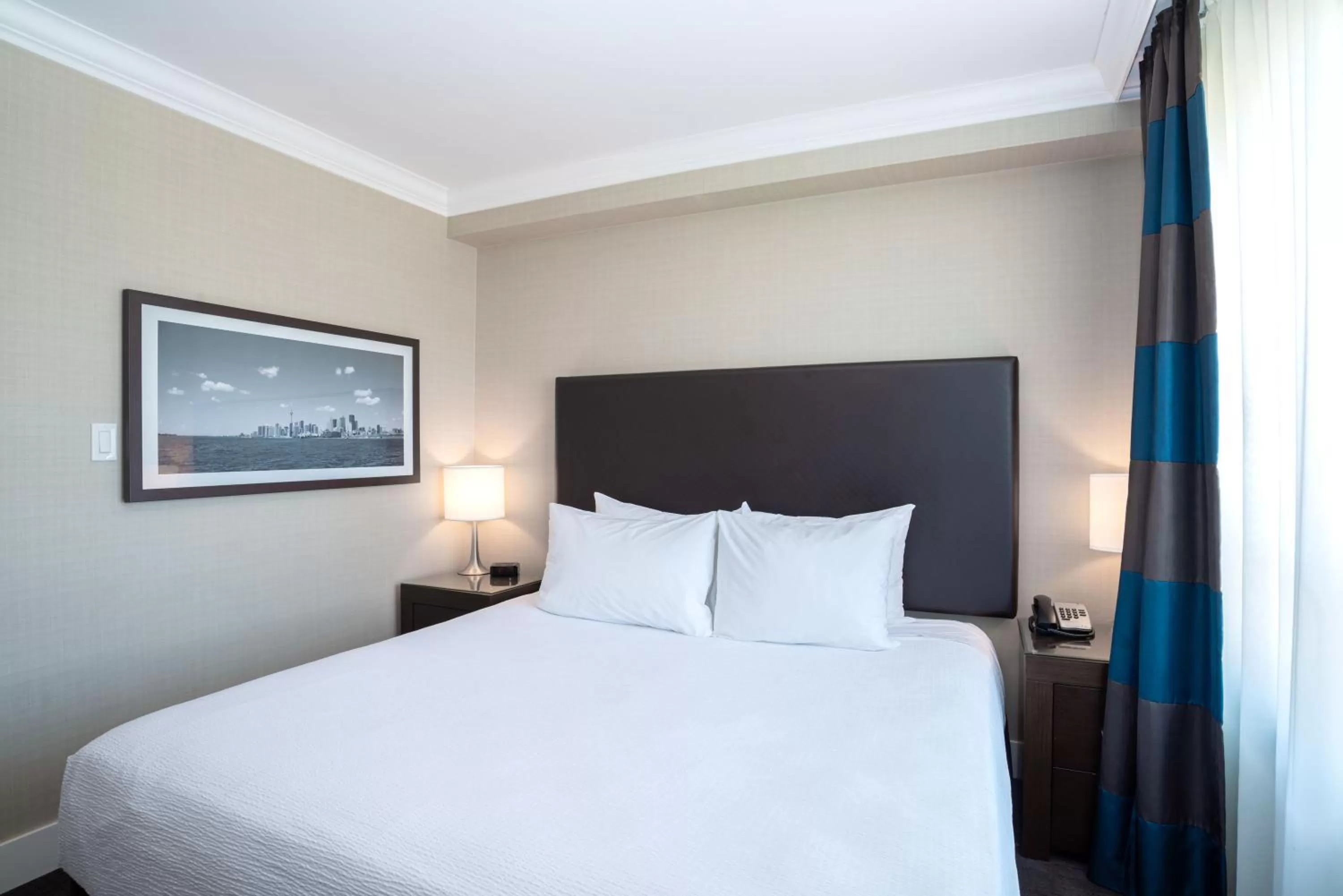 Photo of the whole room, Bed in Sandman Hotel Oakville