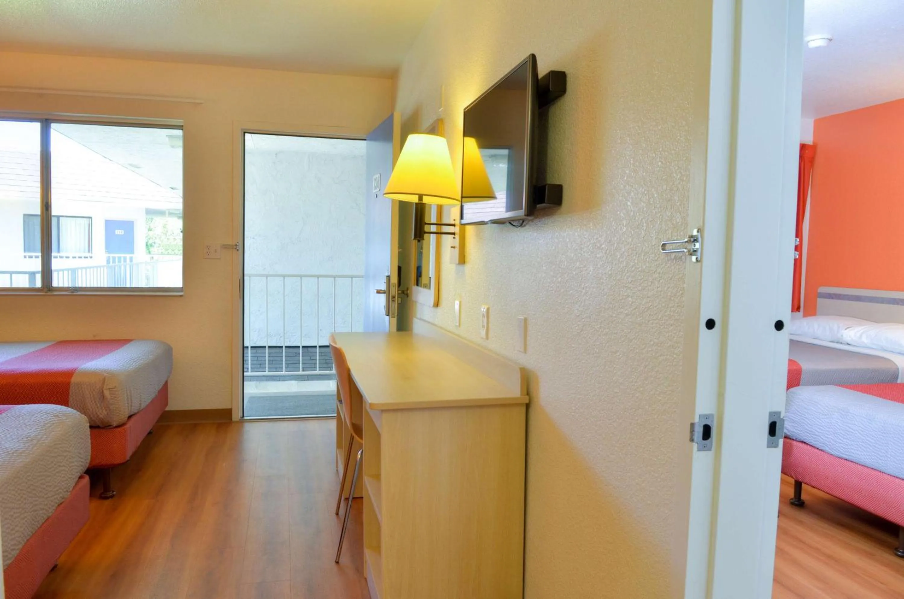 Photo of the whole room, Bed in Motel 6-Santa Nella, CA - Los Banos - Interstate 5