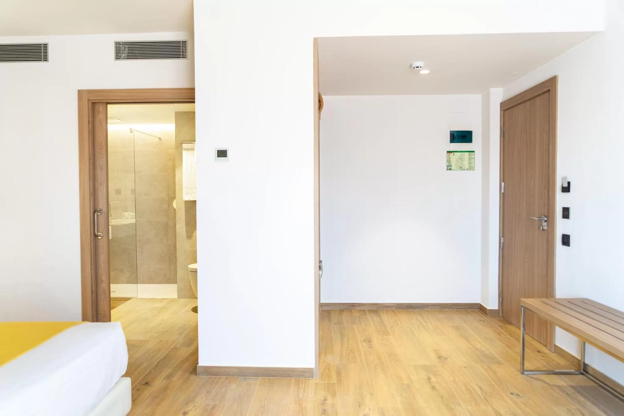 Photo of the whole room, Bed in Caledonian