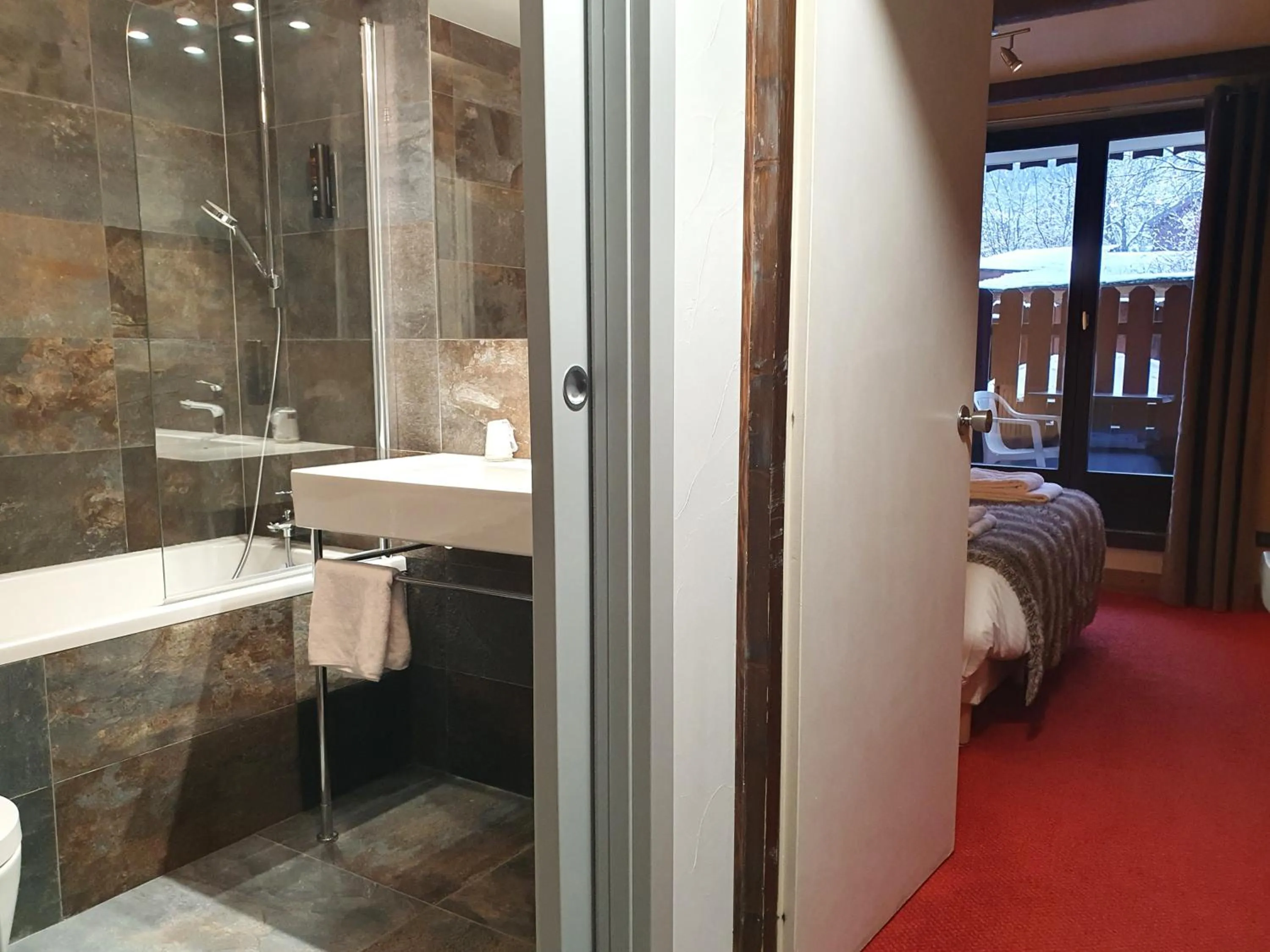 Bathroom, Bed in Chalet Hôtel du Bois