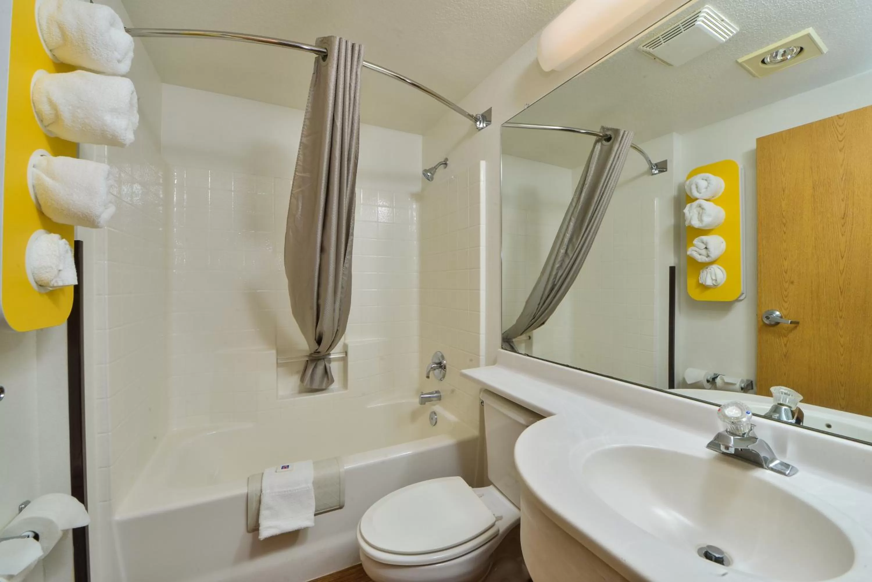 Bathroom in Motel 6-Meridian, ID - Boise W