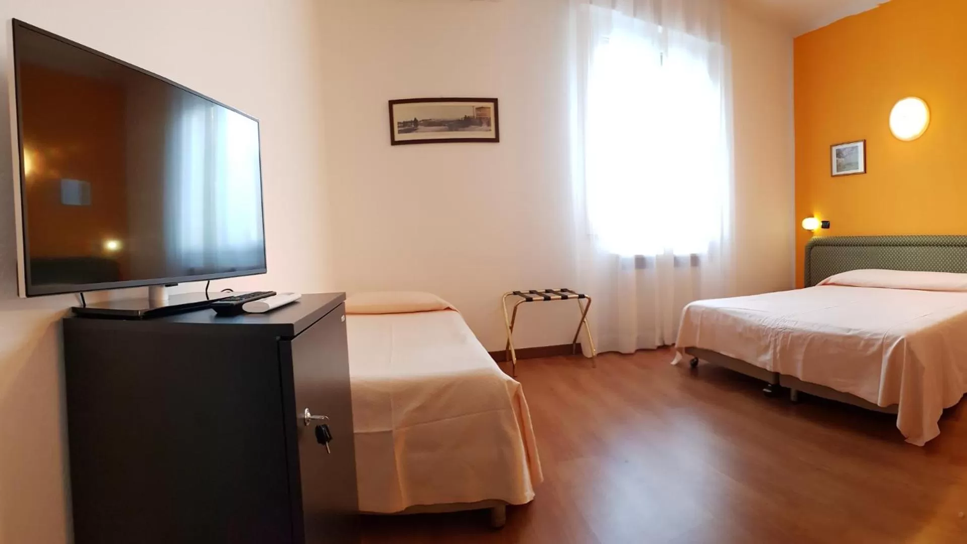 TV and multimedia, Bed in Hotel Terme di Castel San Pietro
