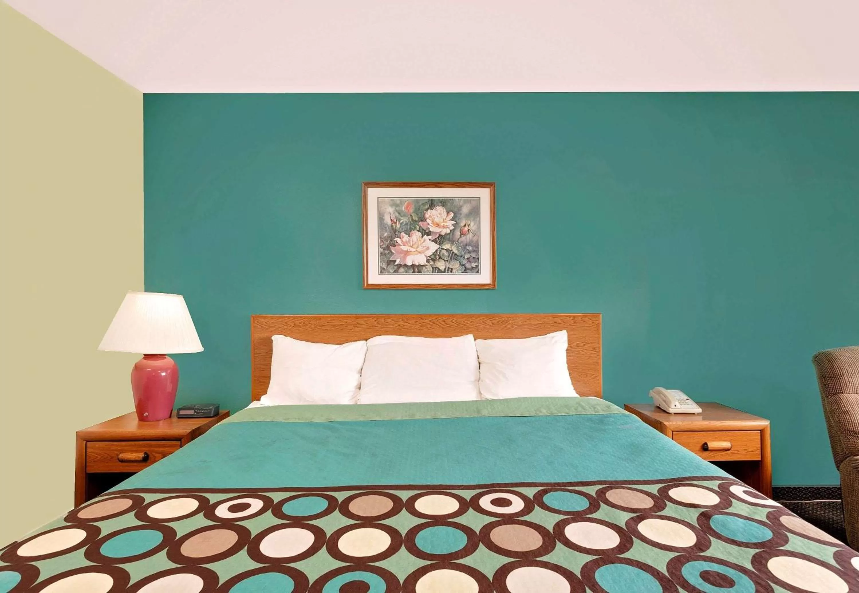 Photo of the whole room, Bed in Super 8 by Wyndham Carlisle-South