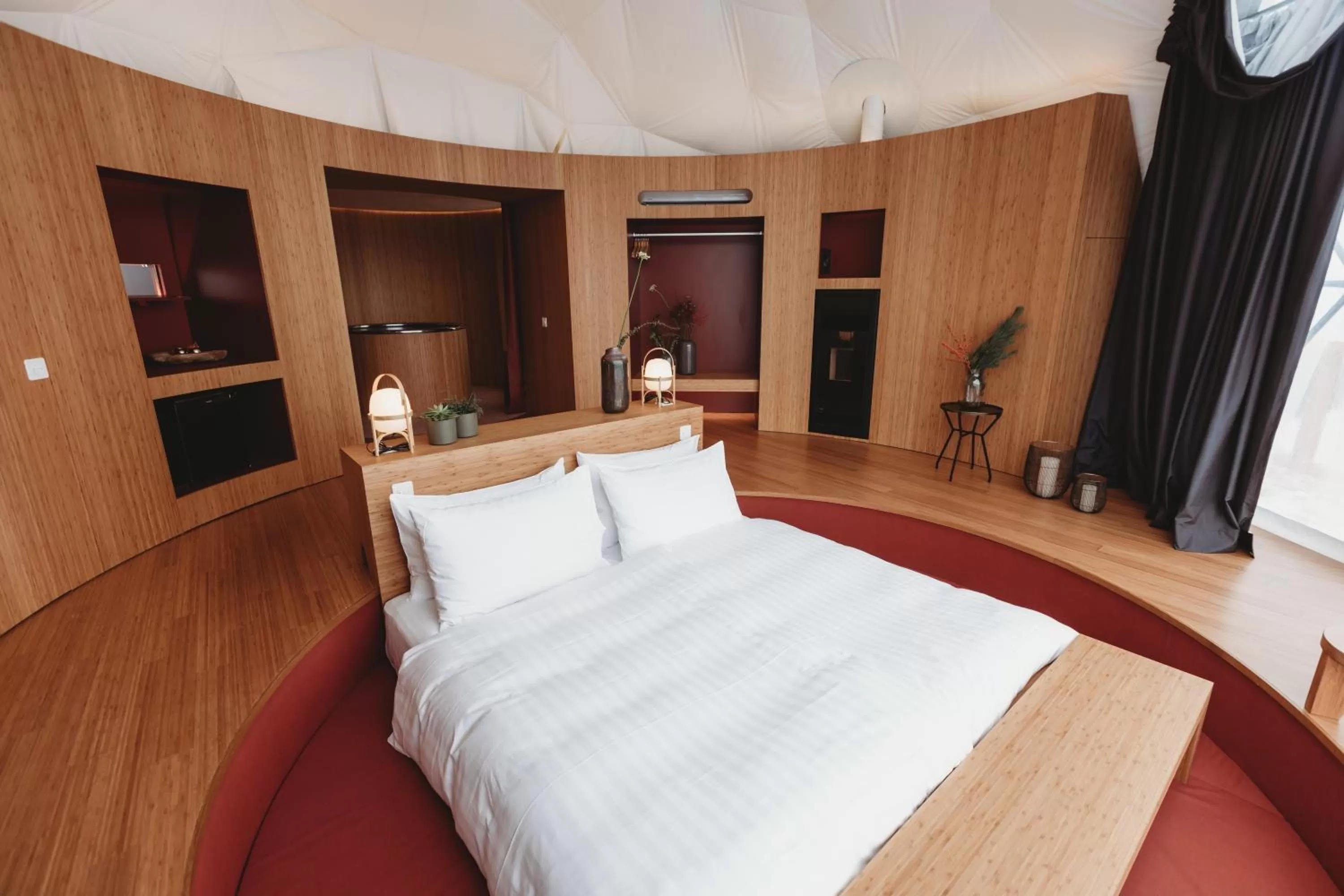 Photo of the whole room in Whitepod Original