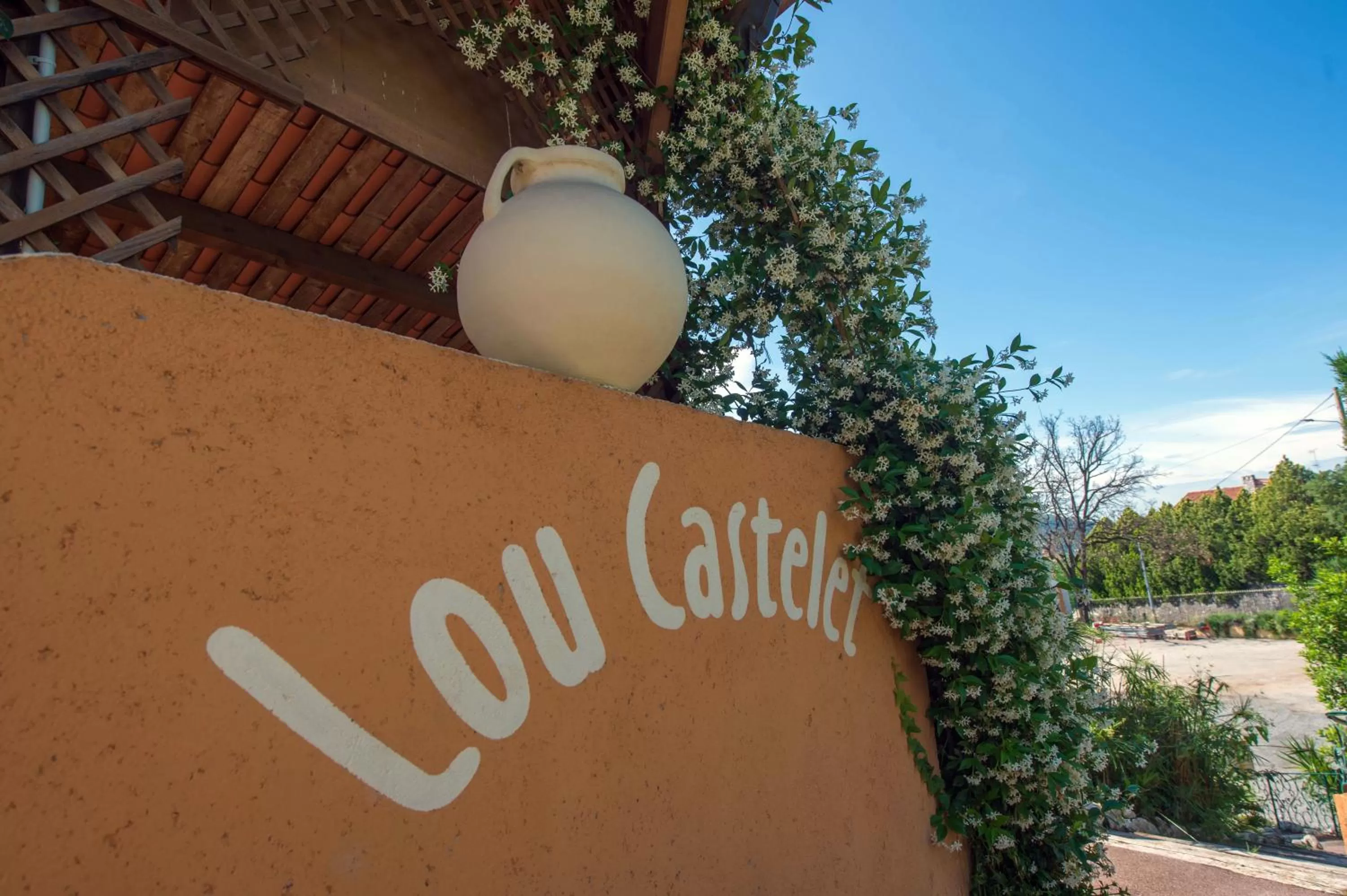 Facade/entrance in Hotel Lou Castelet