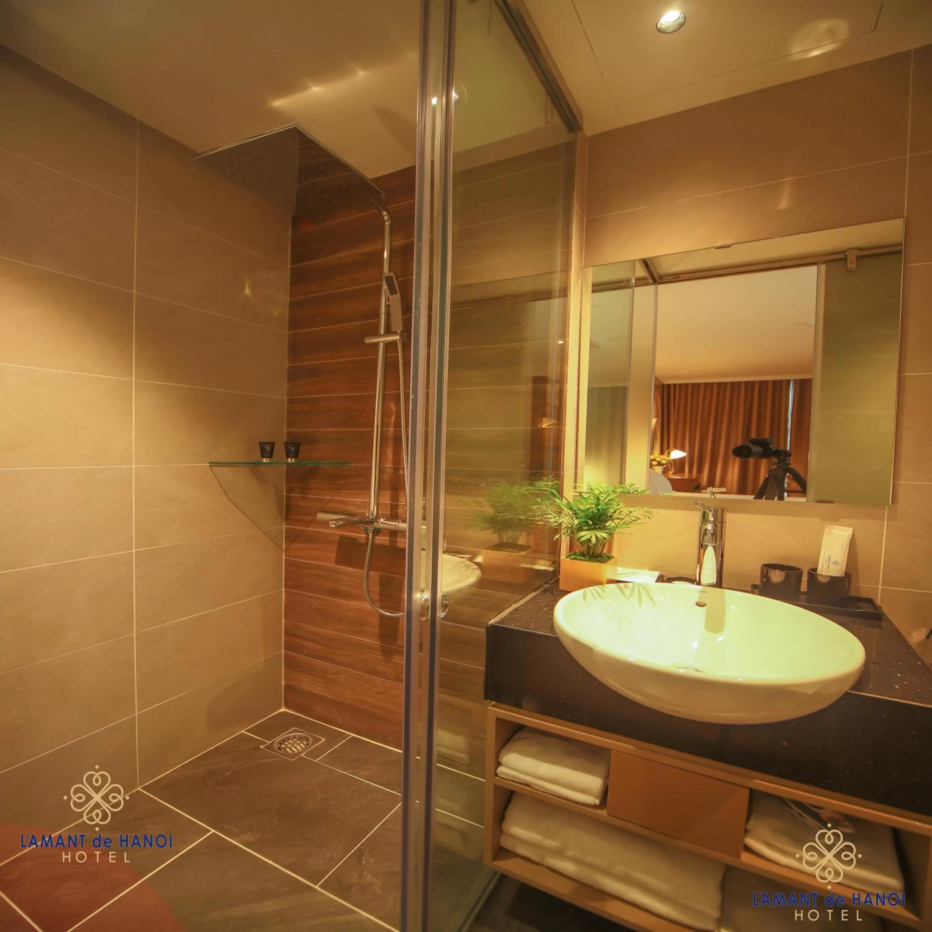 Bathroom in L'amant de Hanoi Hotel - khách sạn Lamant de Hà Nội