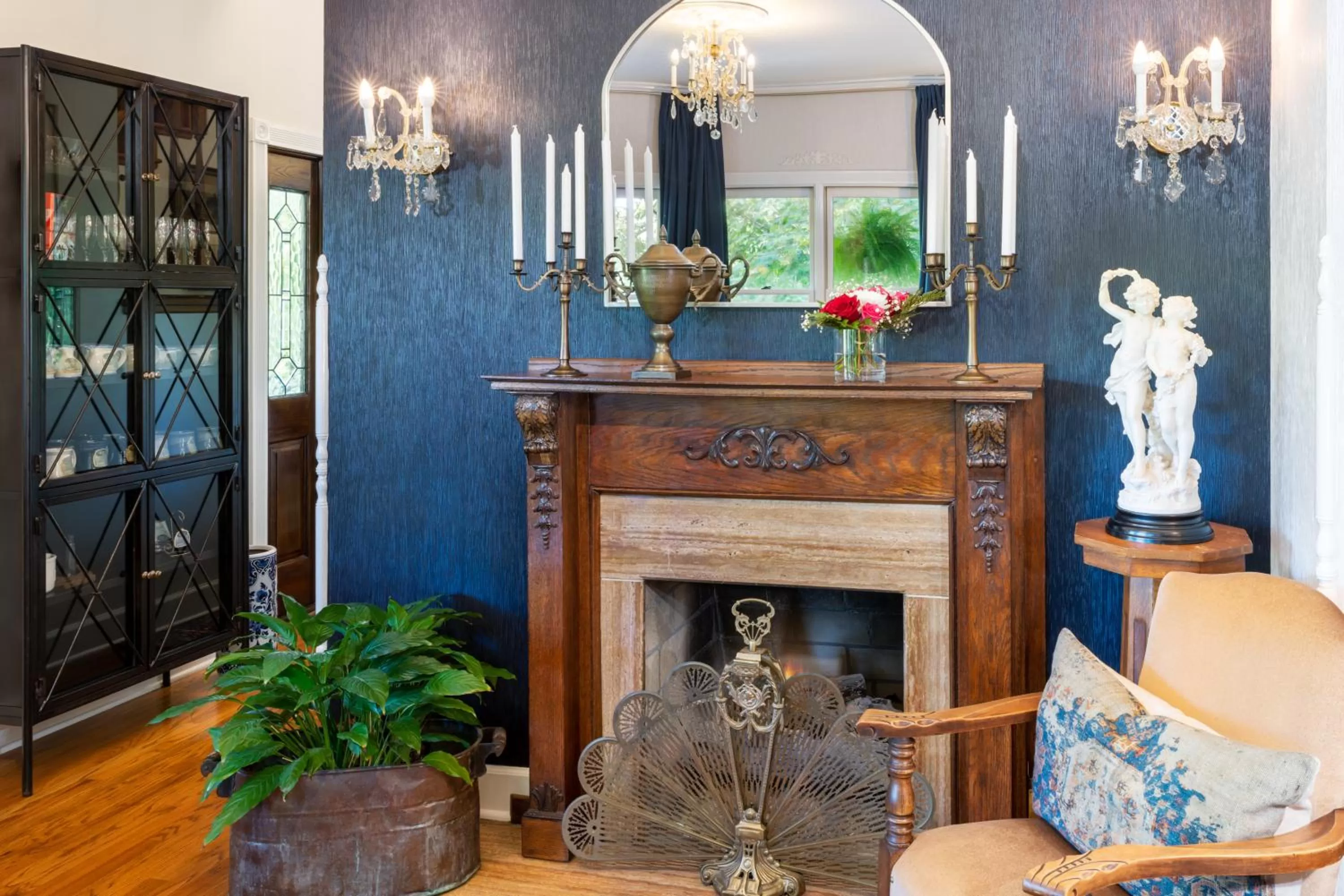 Living room in Arsenic and Old Lace Bed & Breakfast Inn