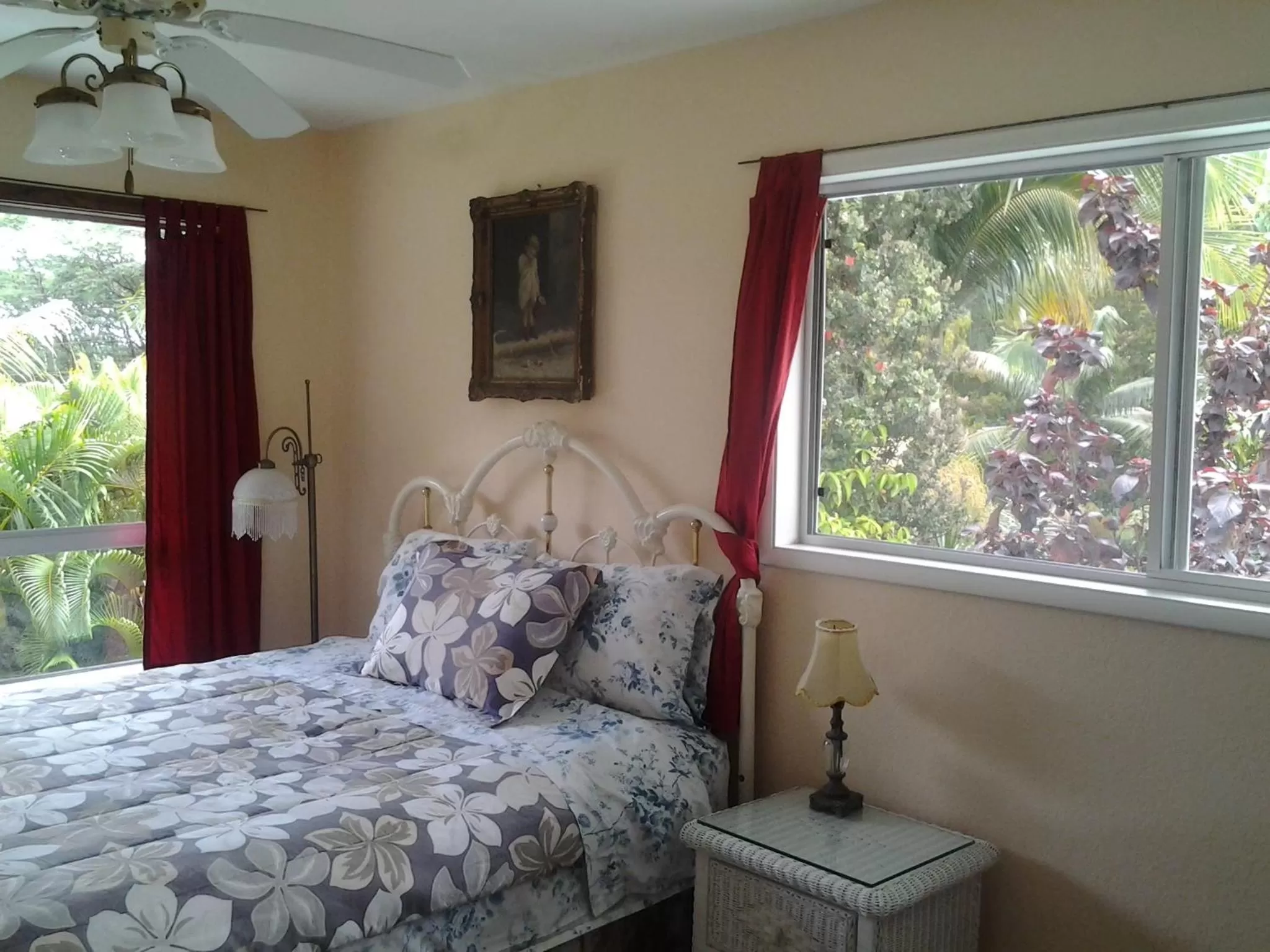 Bed in Lava Tree Tropic Inn