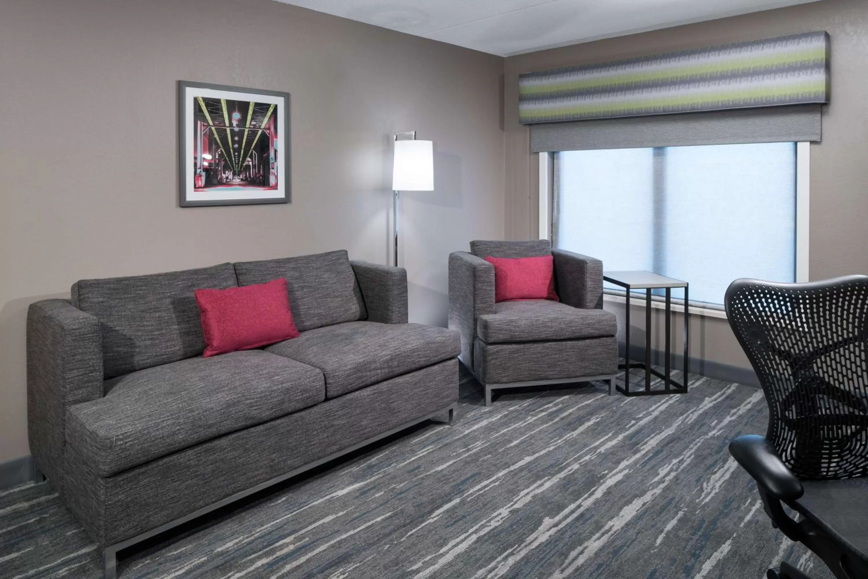 Living room in Hampton Inn & Suites Chicago North Shore