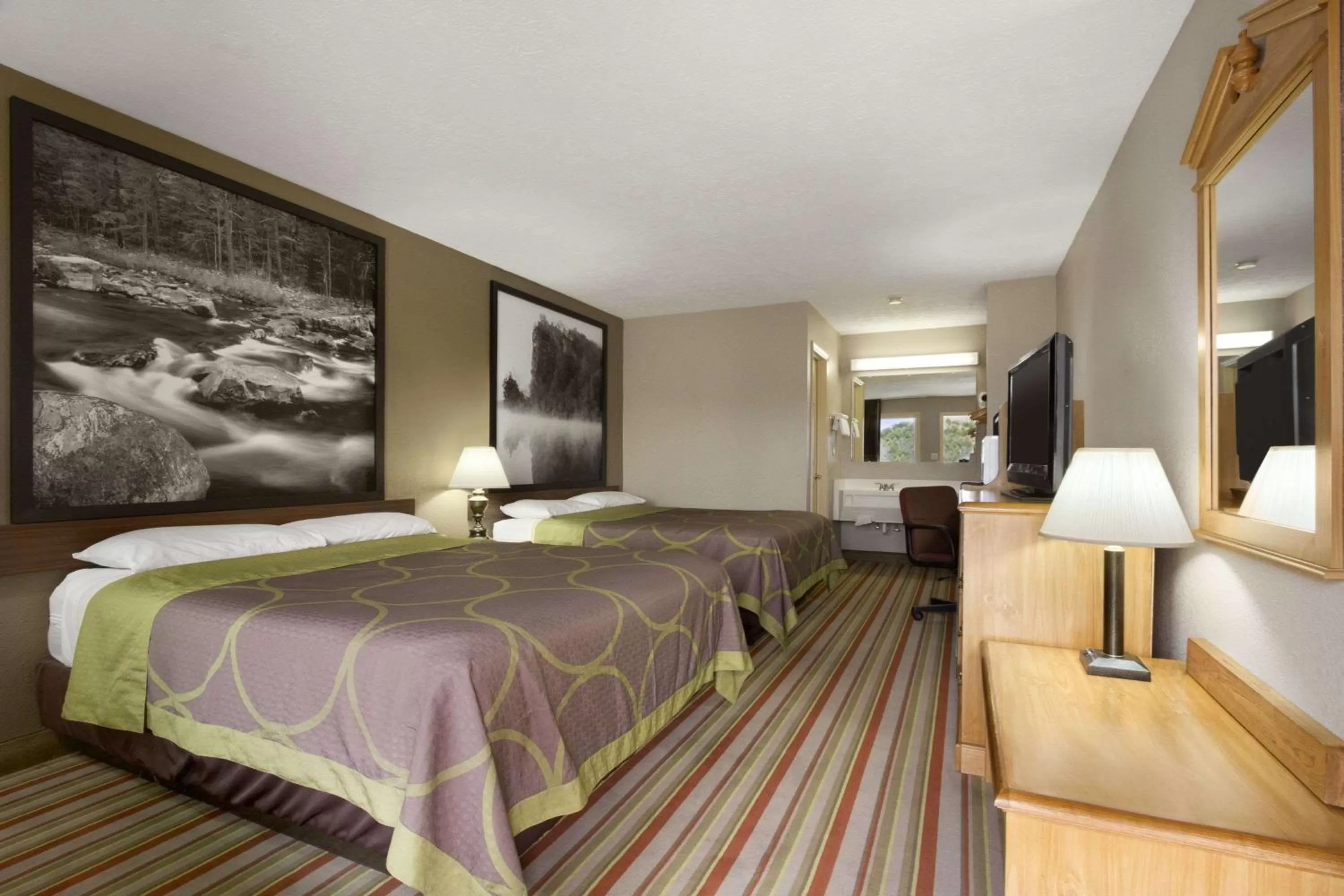 Photo of the whole room, Bed in Super 8 by Wyndham Fort Chiswell Wytheville Area