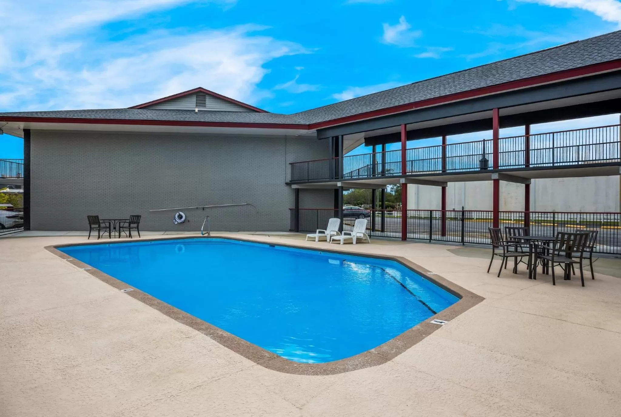 Swimming pool in Red Roof Inn & Suites Thomasville
