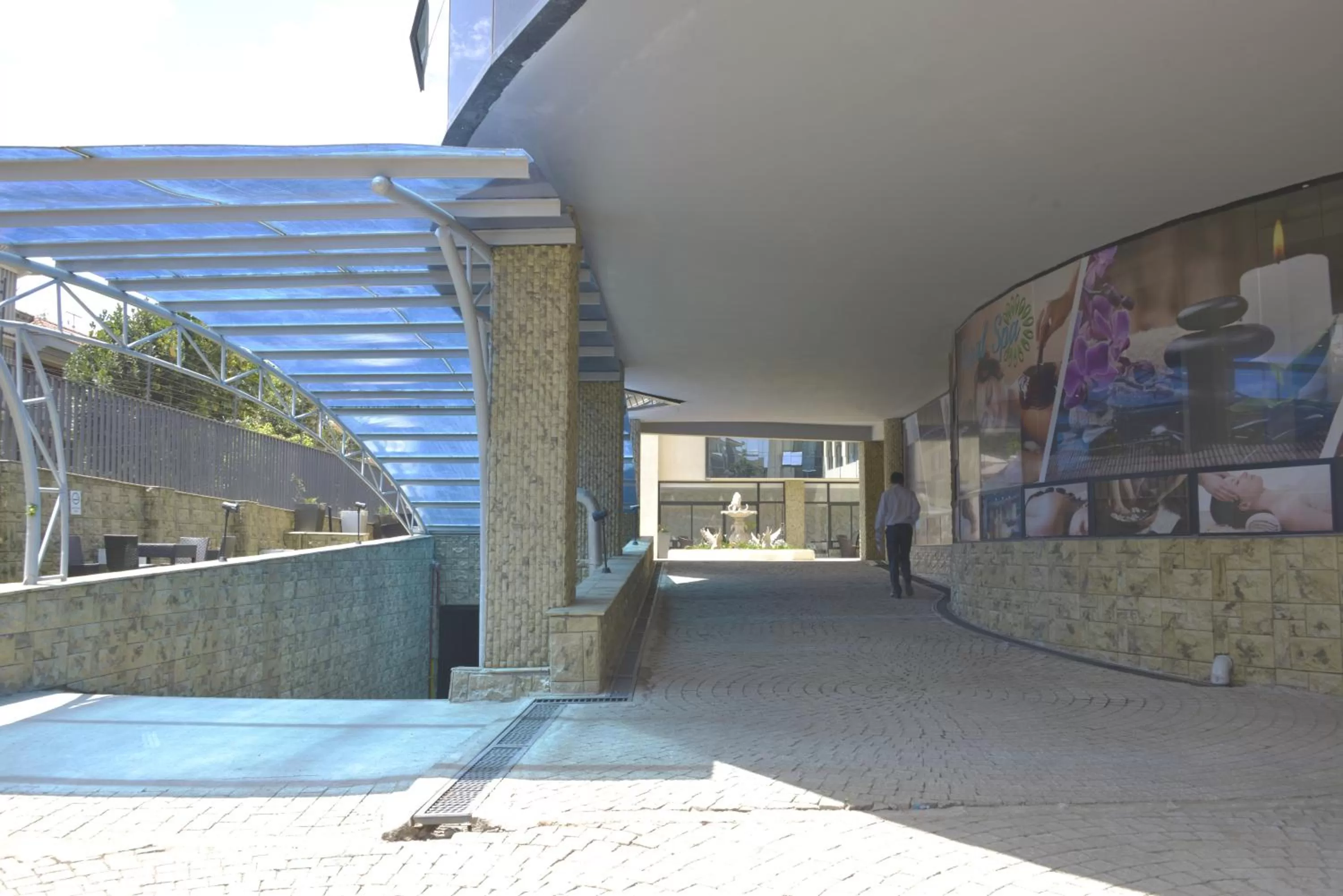 Facade/entrance in La Maison Royale