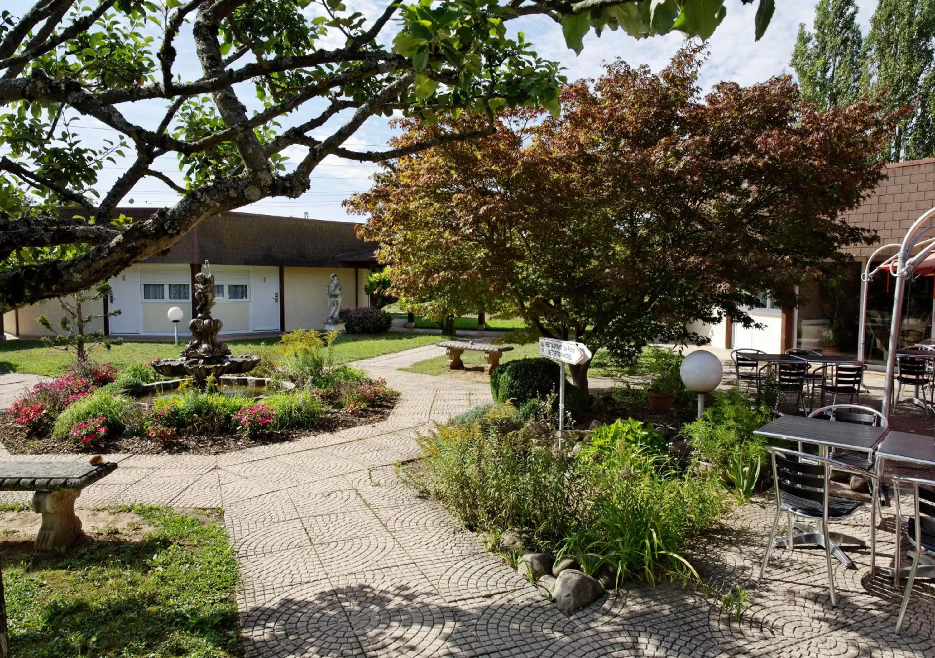 Garden in Charme Hôtel, Montbéliard Sud