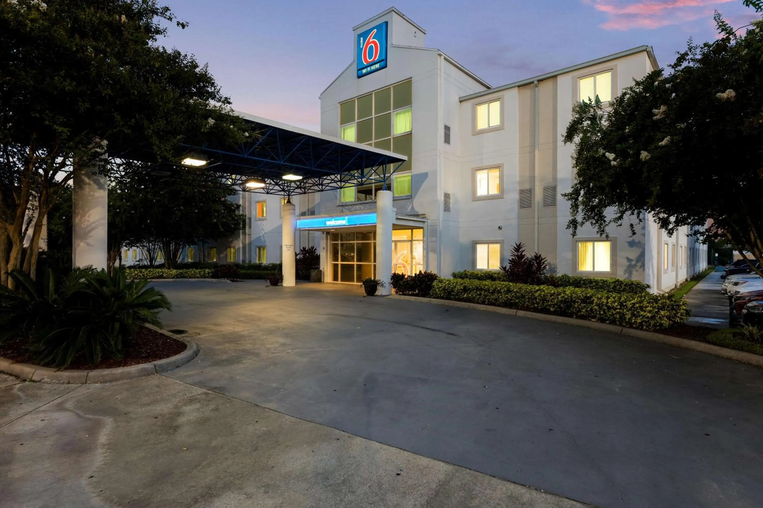 Property building in Motel 6-Orlando, FL - International Dr