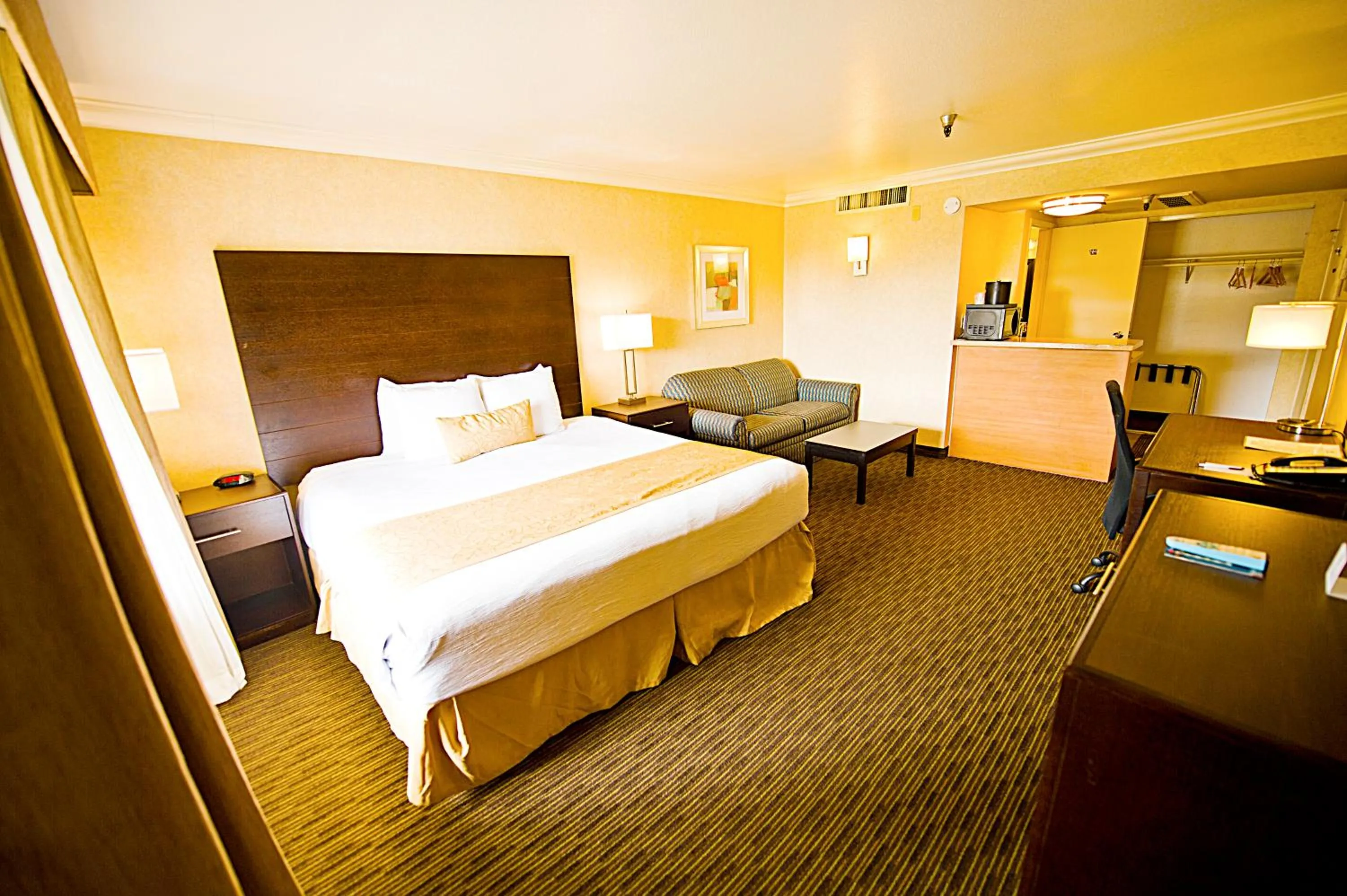 On site, Bed in Hotel d'Lins Ontario Airport