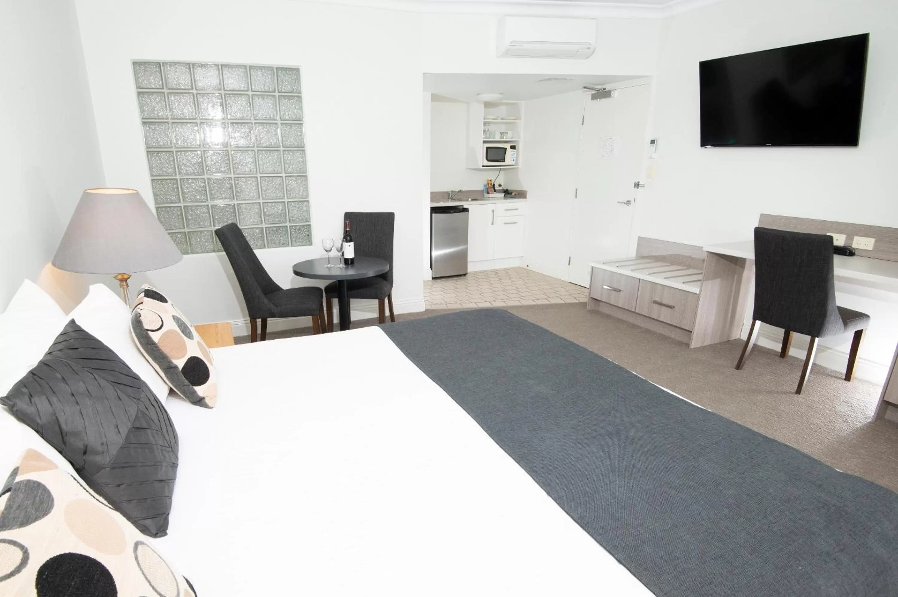 Bed in Rockpool Motor Inn