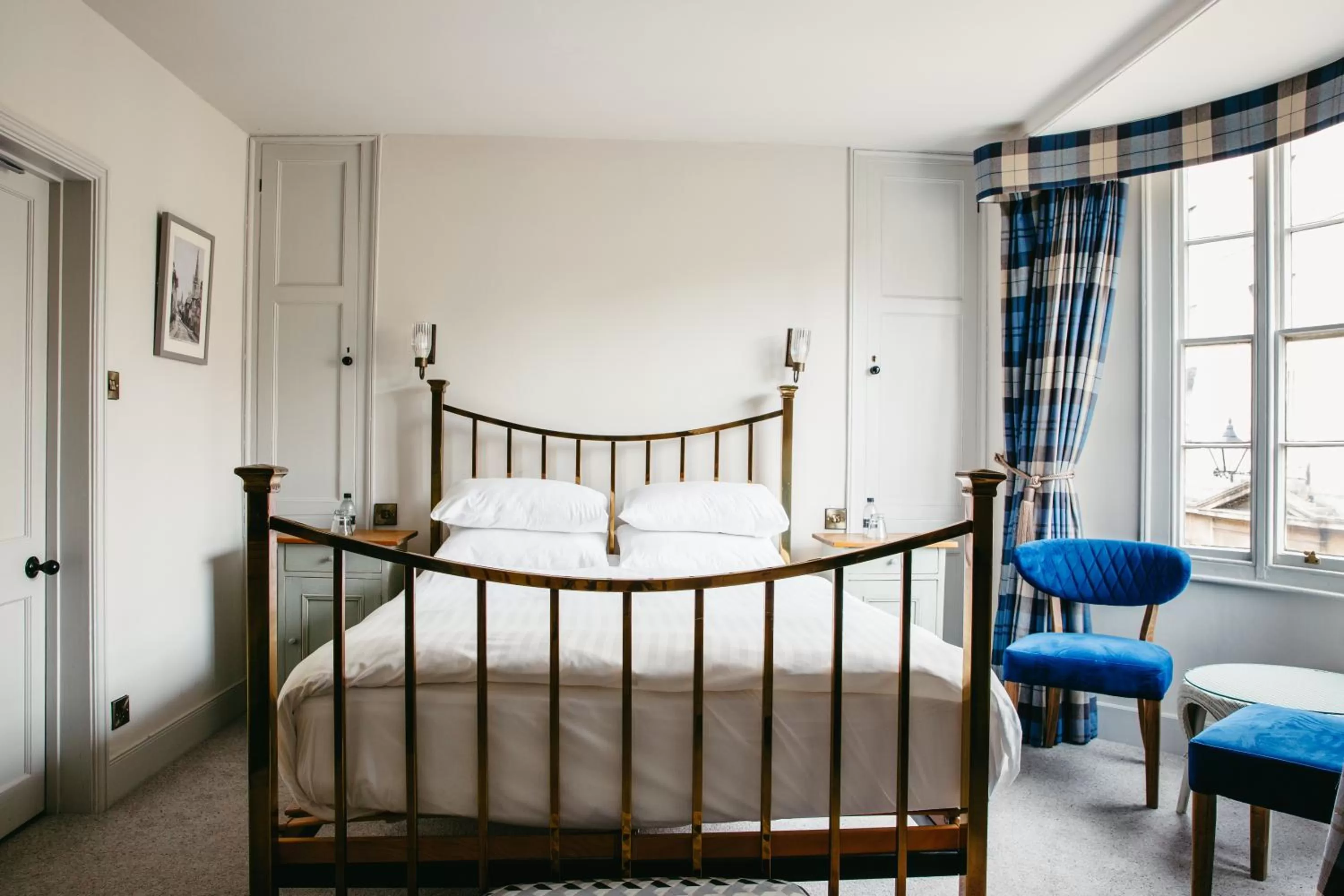 Bedroom, Bed in Crown Hotel