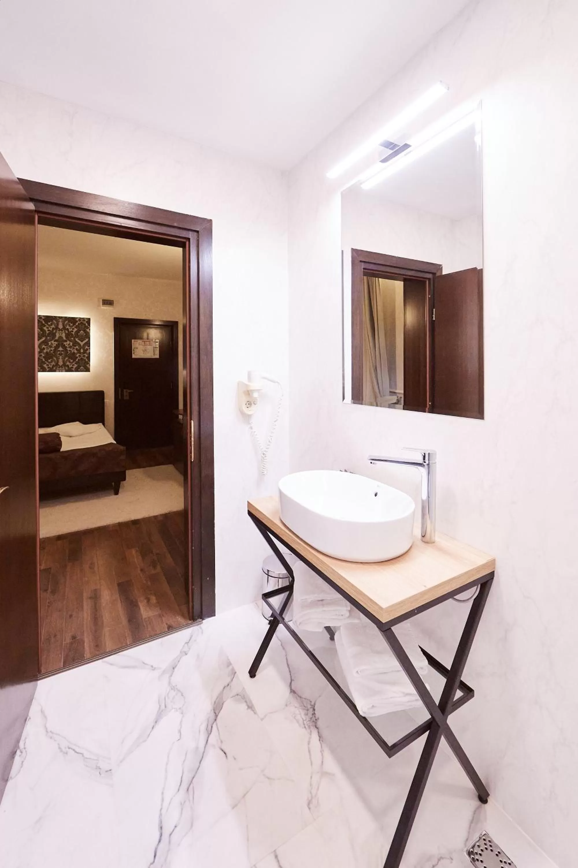 Bathroom, Bed in Hotel Belvedere