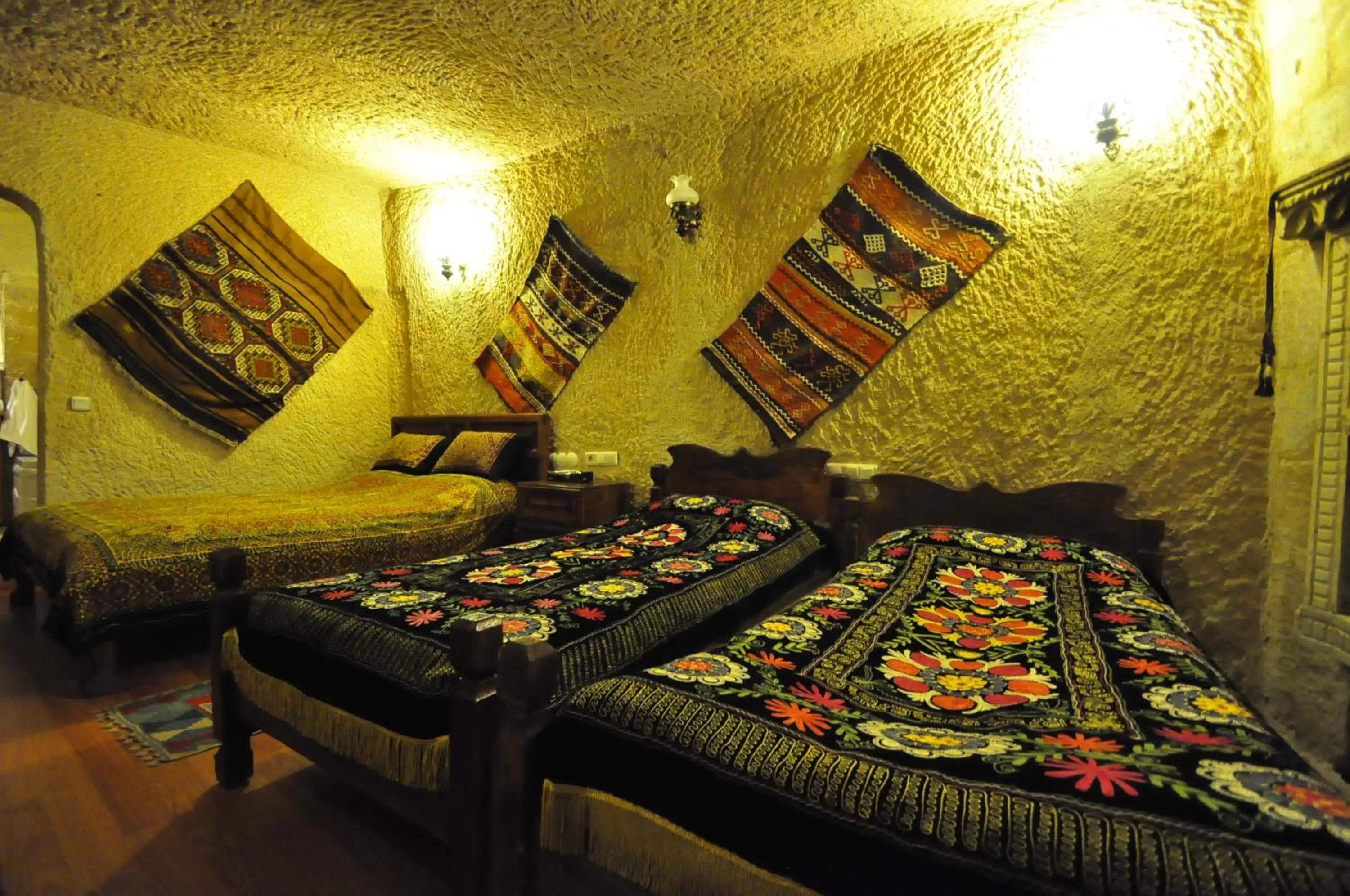 Photo of the whole room, Bed in Kismet Cave House