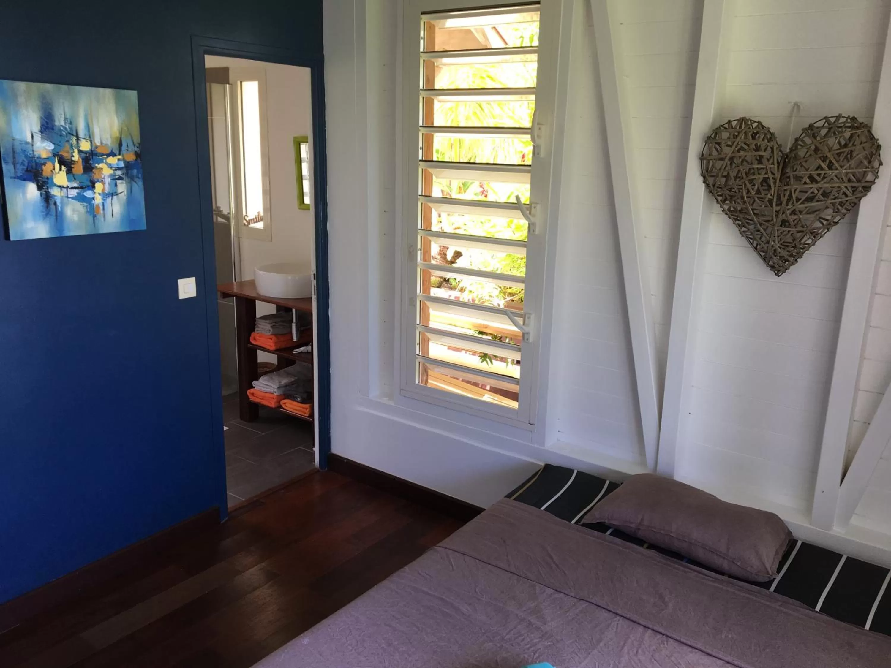 TV/Entertainment Center in Villa Cajou (Chambre d'hôtes chez l'habitant)