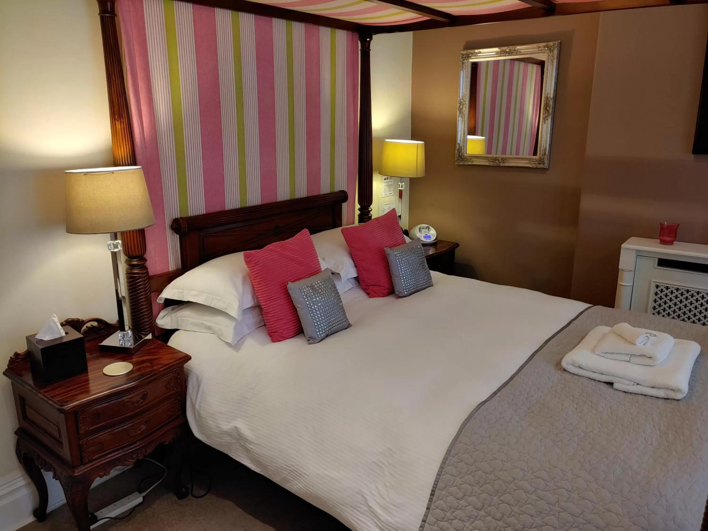 Bedroom, Bed in The Bath House Boutique B&B - IN-ROOM Breakfast - FREE parking