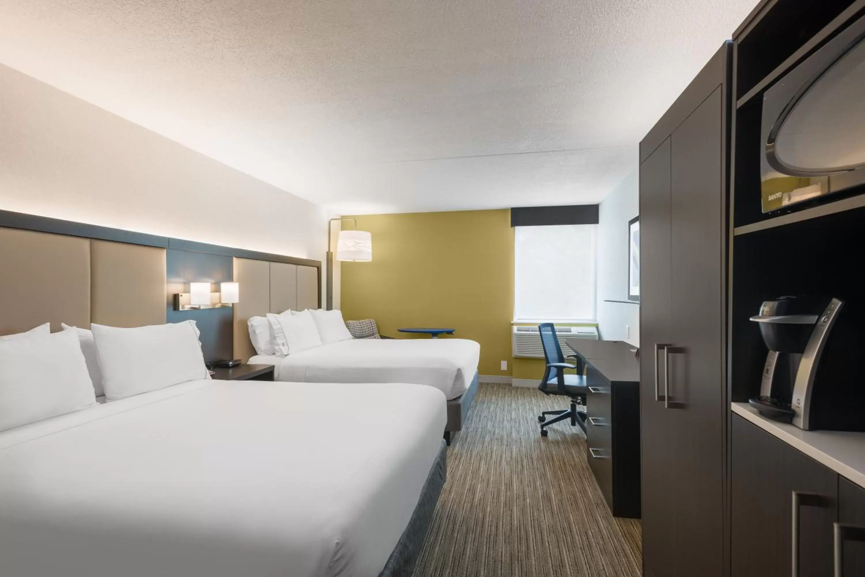 Standard Room with Two Queen Beds in Holiday Inn Express Ramsey Mahwah by IHG Standard Room with Two Queen Beds in Holiday Inn Express Ramsey Mahwah by IHG