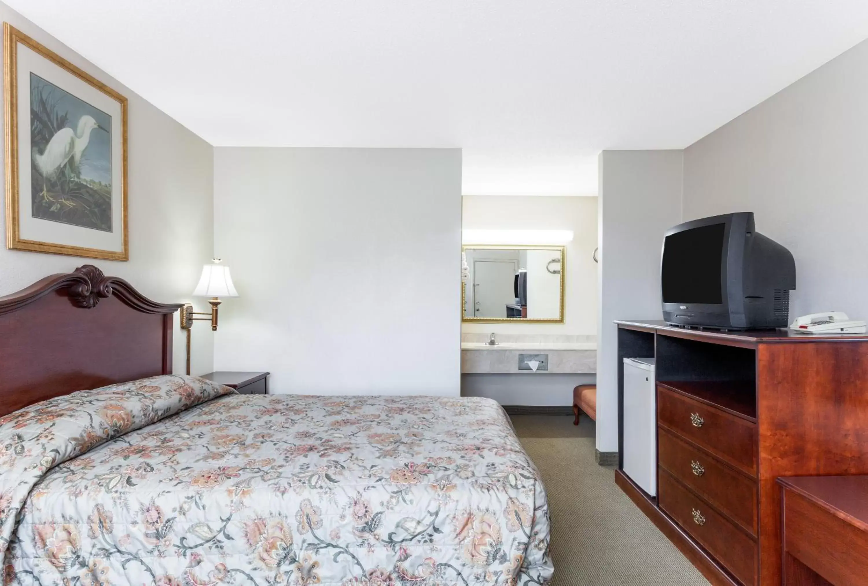 Standard Queen Room in Knights Inn Point South Yemassee Standard Queen Room in Knights Inn Point South Yemassee