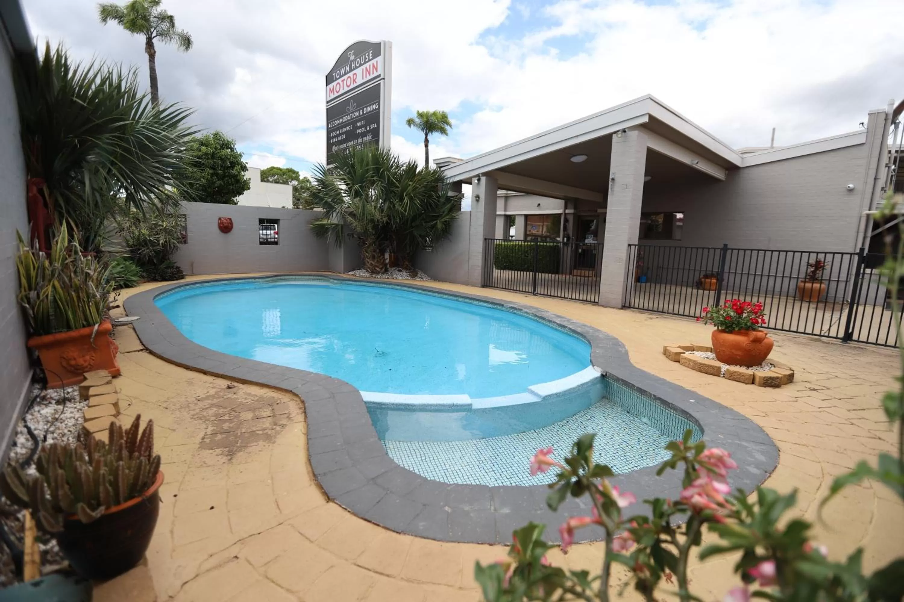 Swimming pool in The Town House Motor Inn