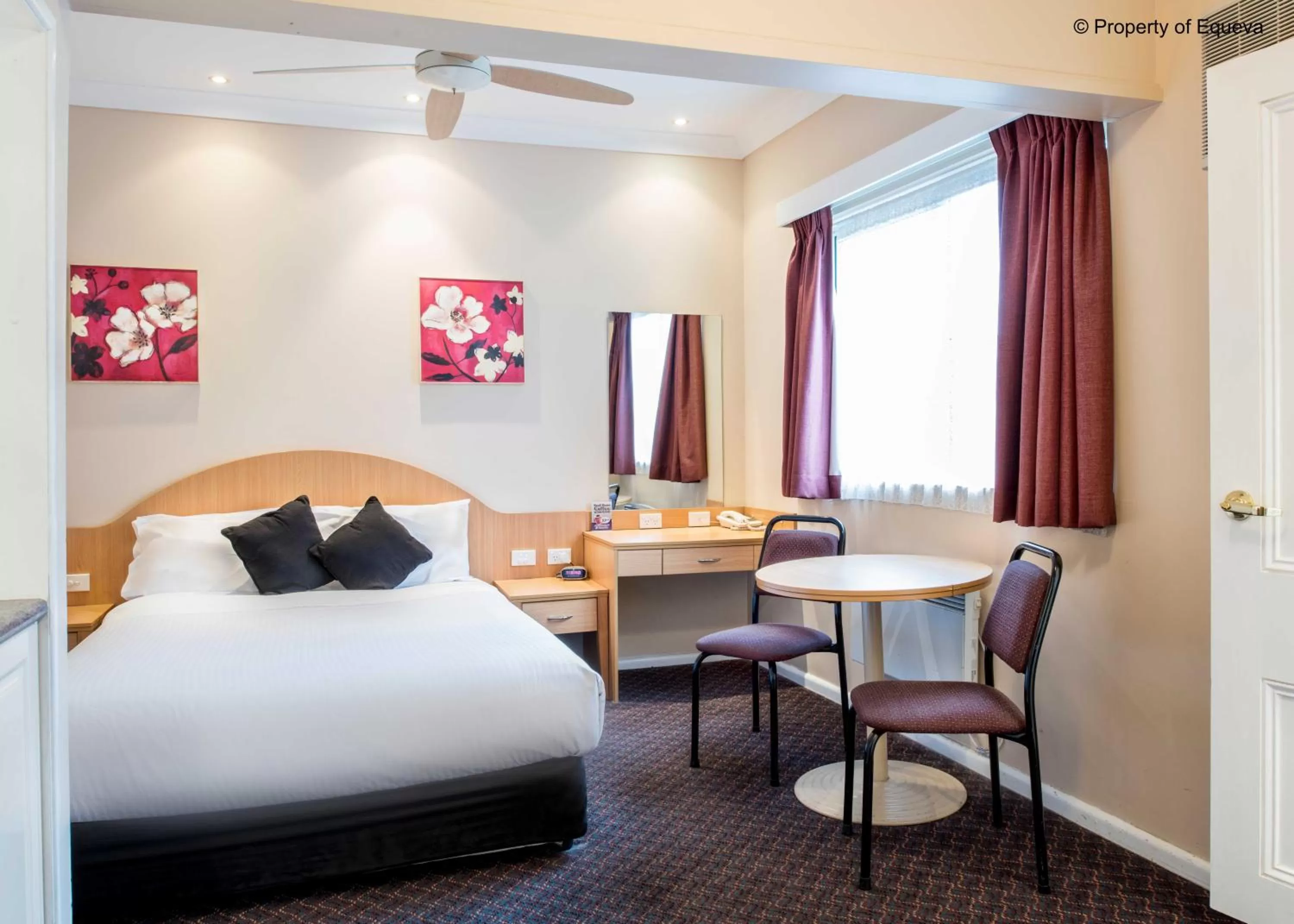 Seating area, Bed in Blue Mountains Heritage Motel
