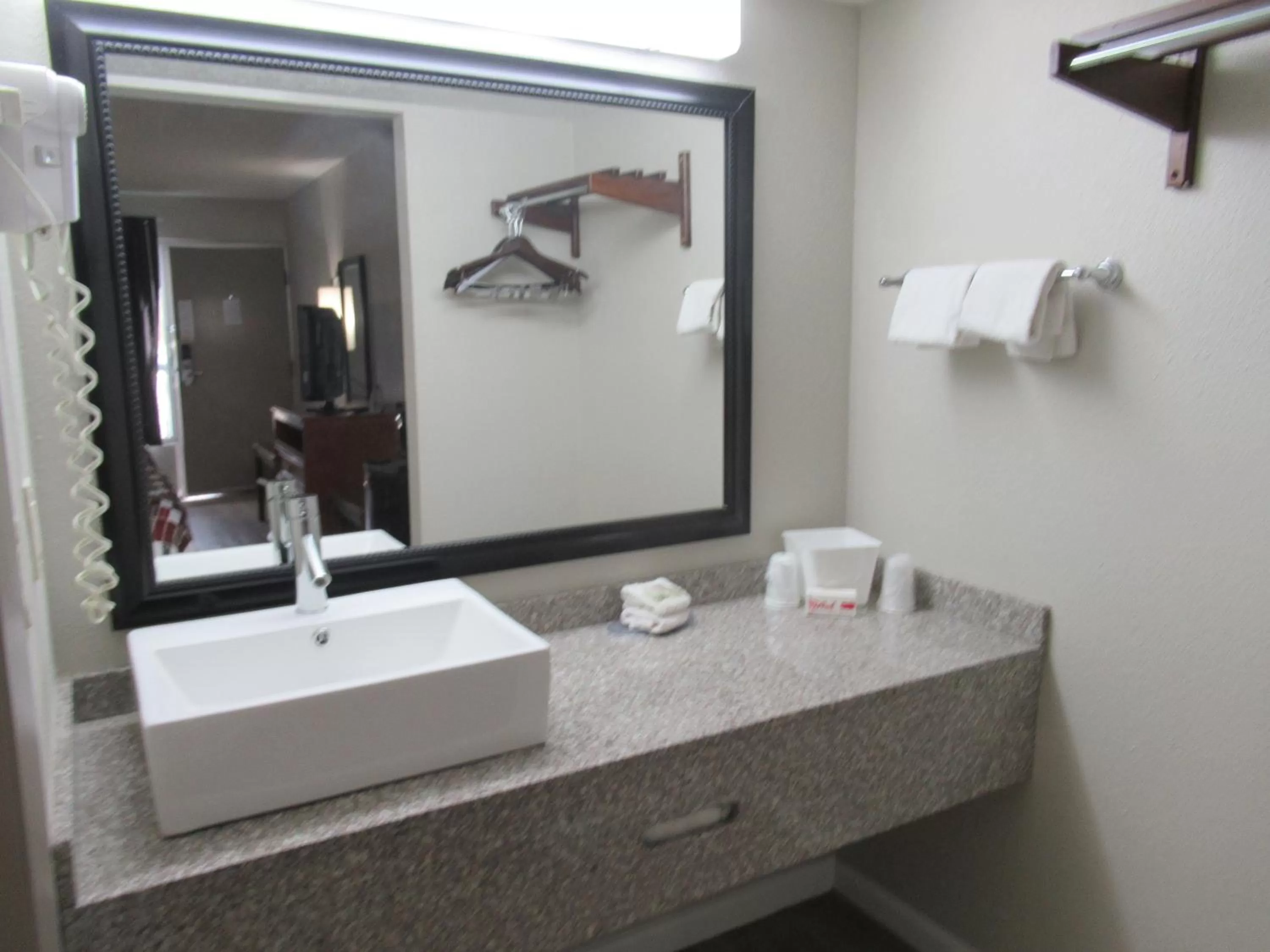Bathroom in Red Roof Inn Walton, KY - Richwood - Cincinnati Airport South