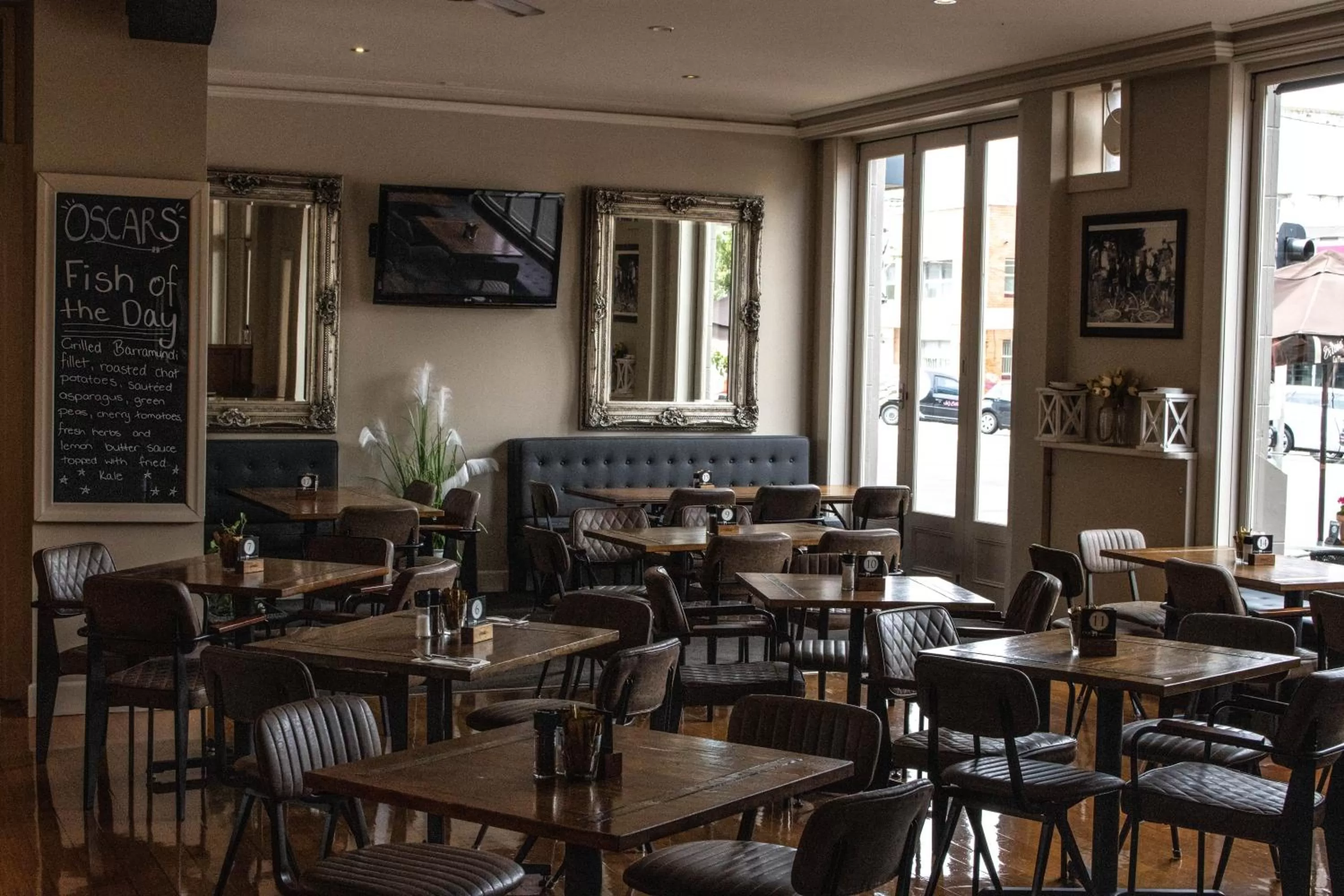 Restaurant/Places to Eat in Oscars Hotel and Cafe Bar