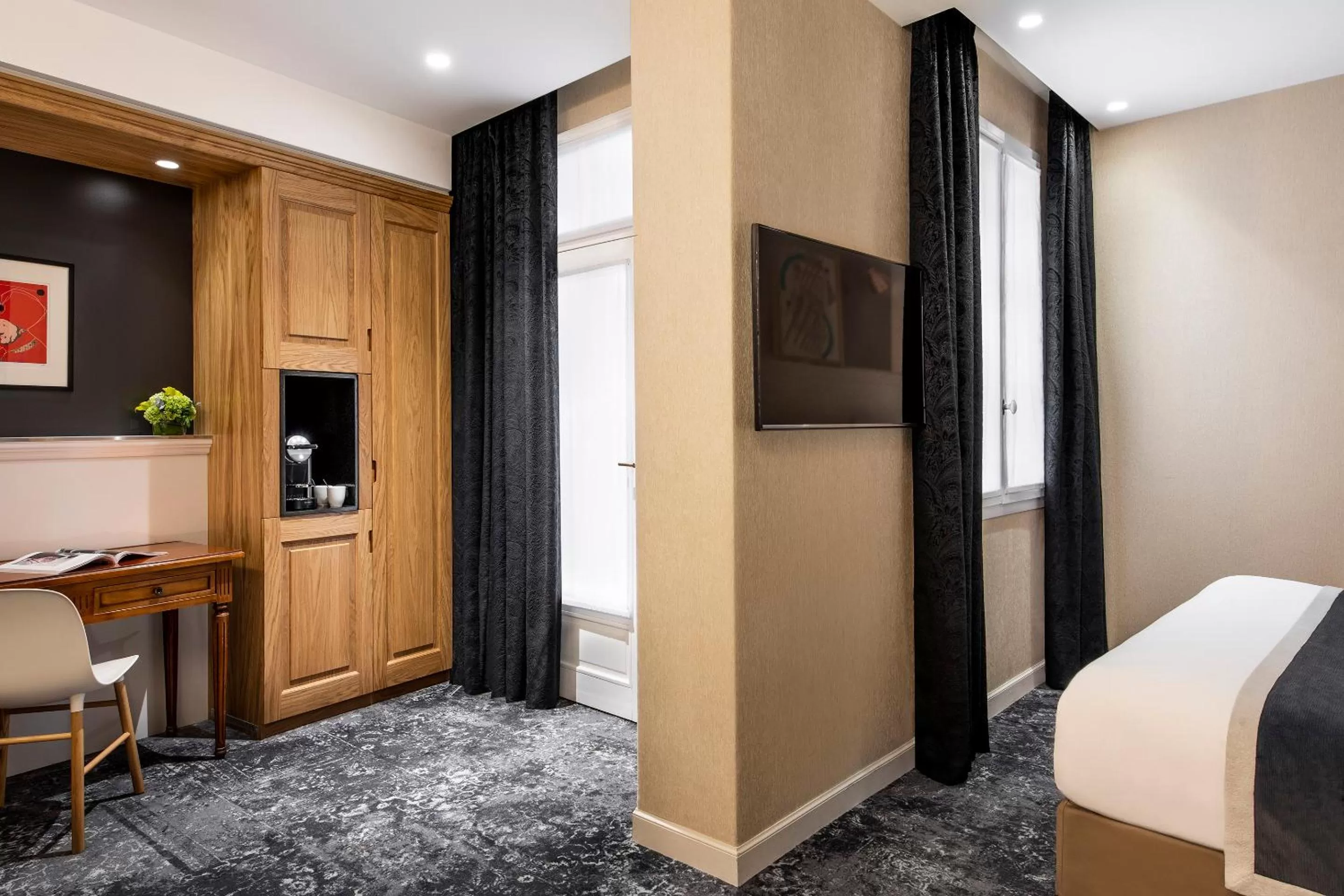 TV and multimedia in Hotel Ducs de Bourgogne