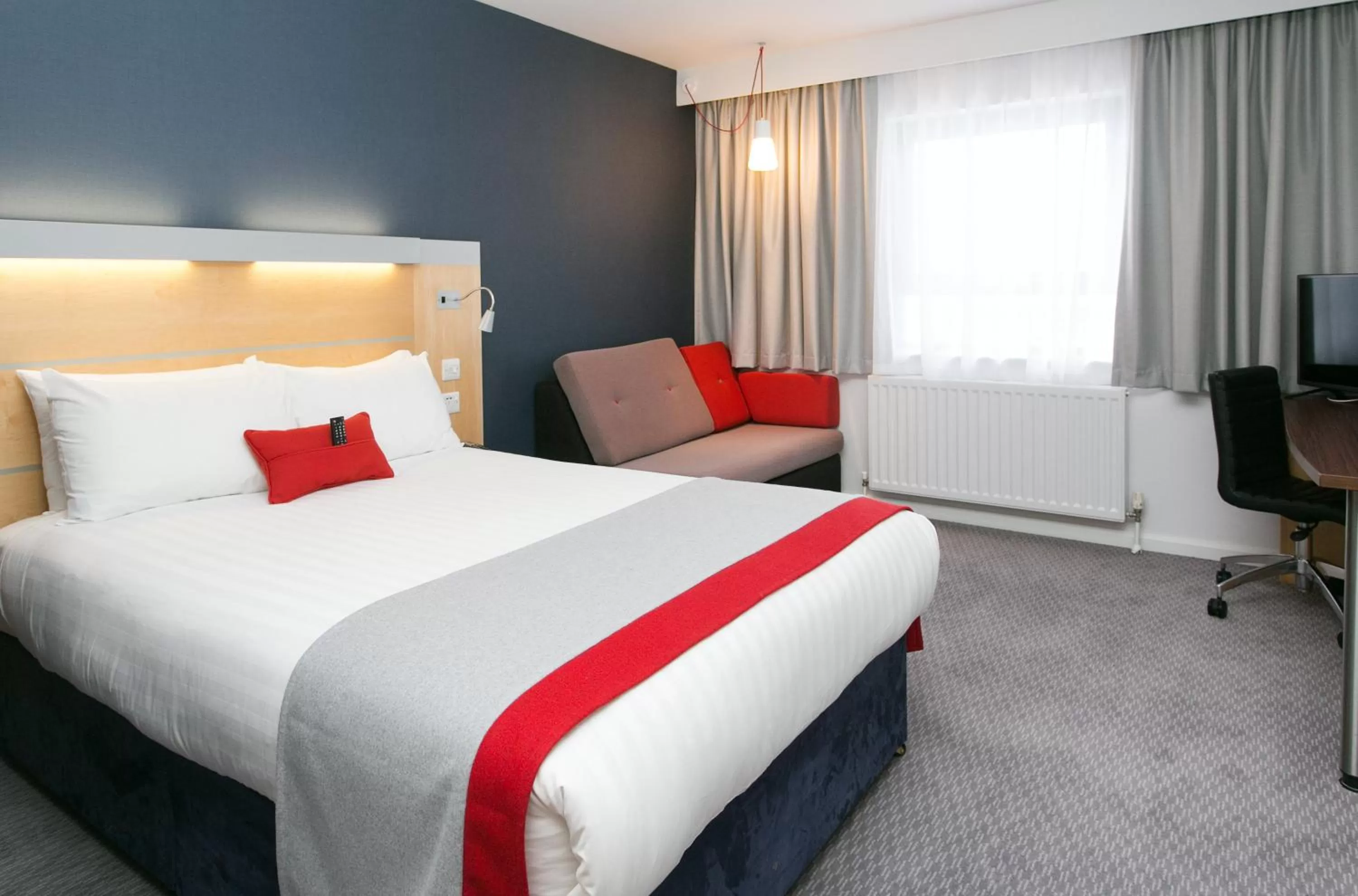 Photo of the whole room, Bed in Holiday Inn Express Antrim by IHG