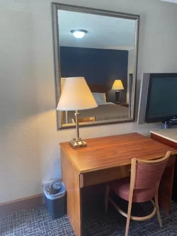 Seating area, TV/Entertainment Center in Andy Griffith Parkway Inn