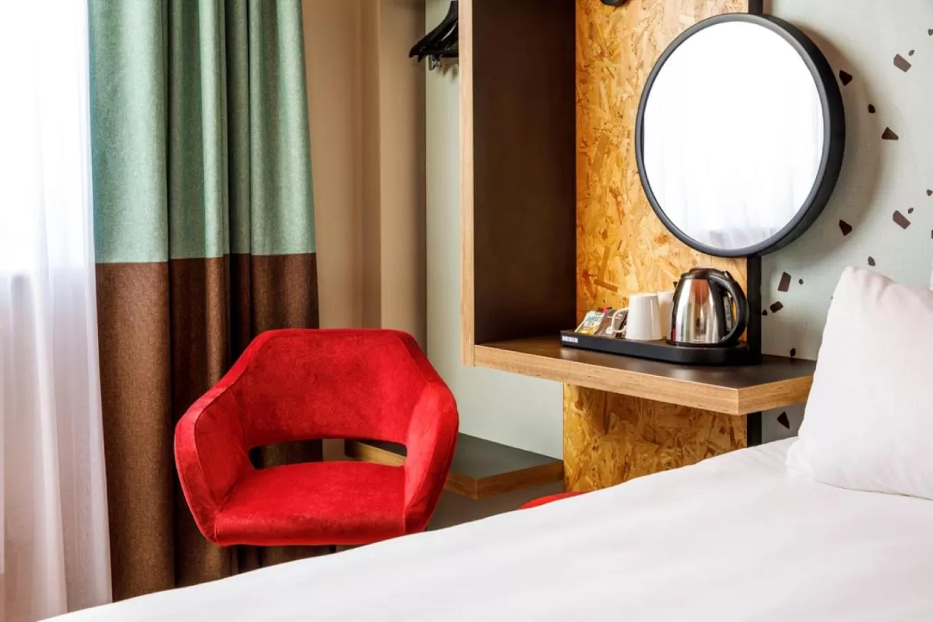 Coffee/tea facilities, Bed in ibis Styles Bournemouth