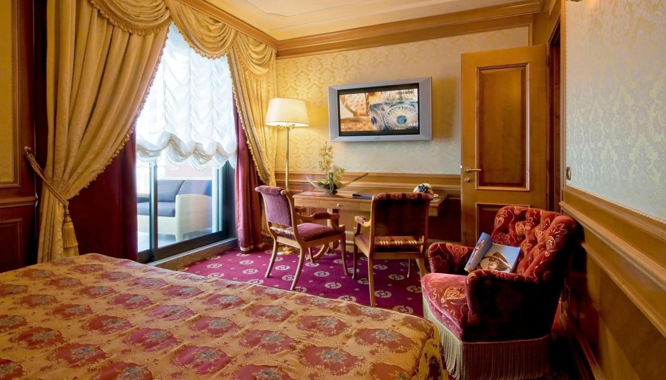 Seating area, Bed in Grand Hotel Dino