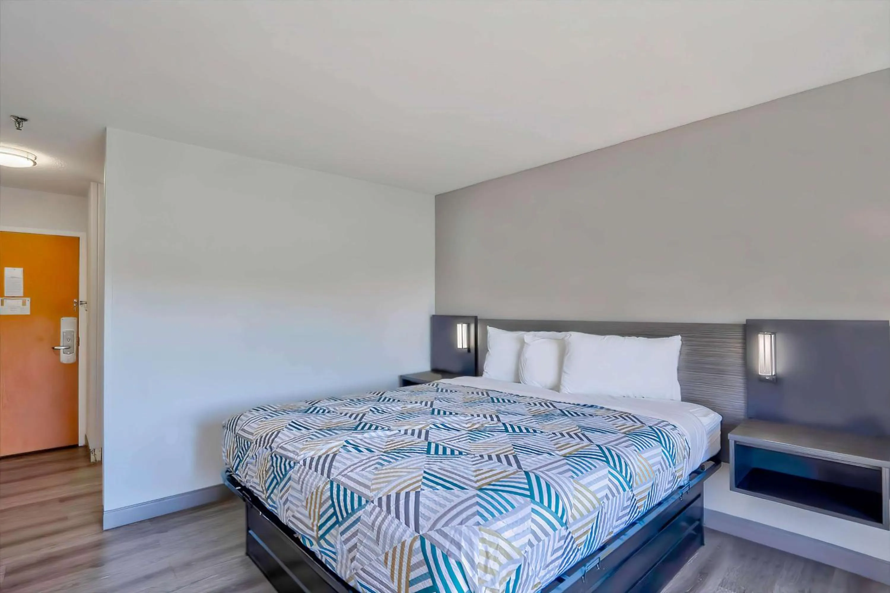 Bedroom, Bed in Motel 6 Virginia Beach