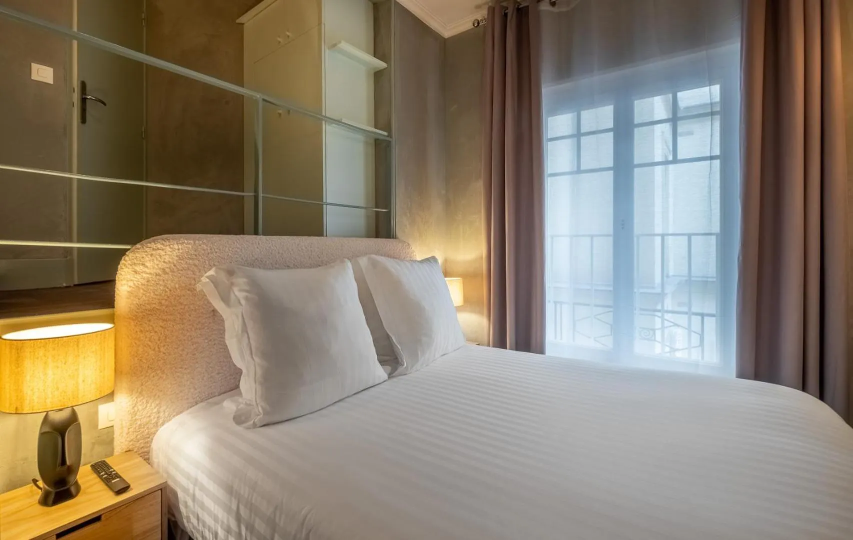 Bedroom, Bed in Makom Pereire