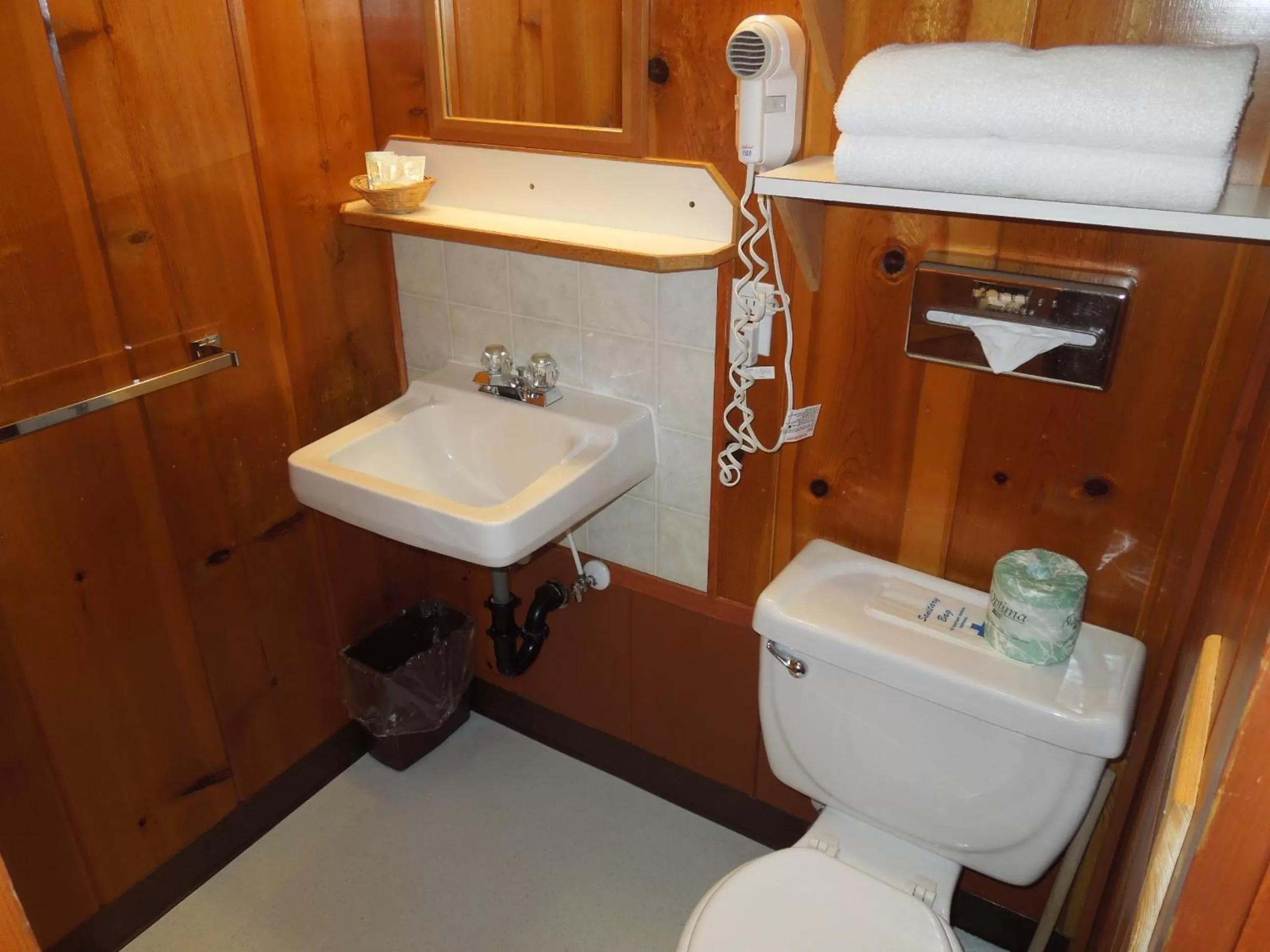 Bathroom in Park Motel and Cabins